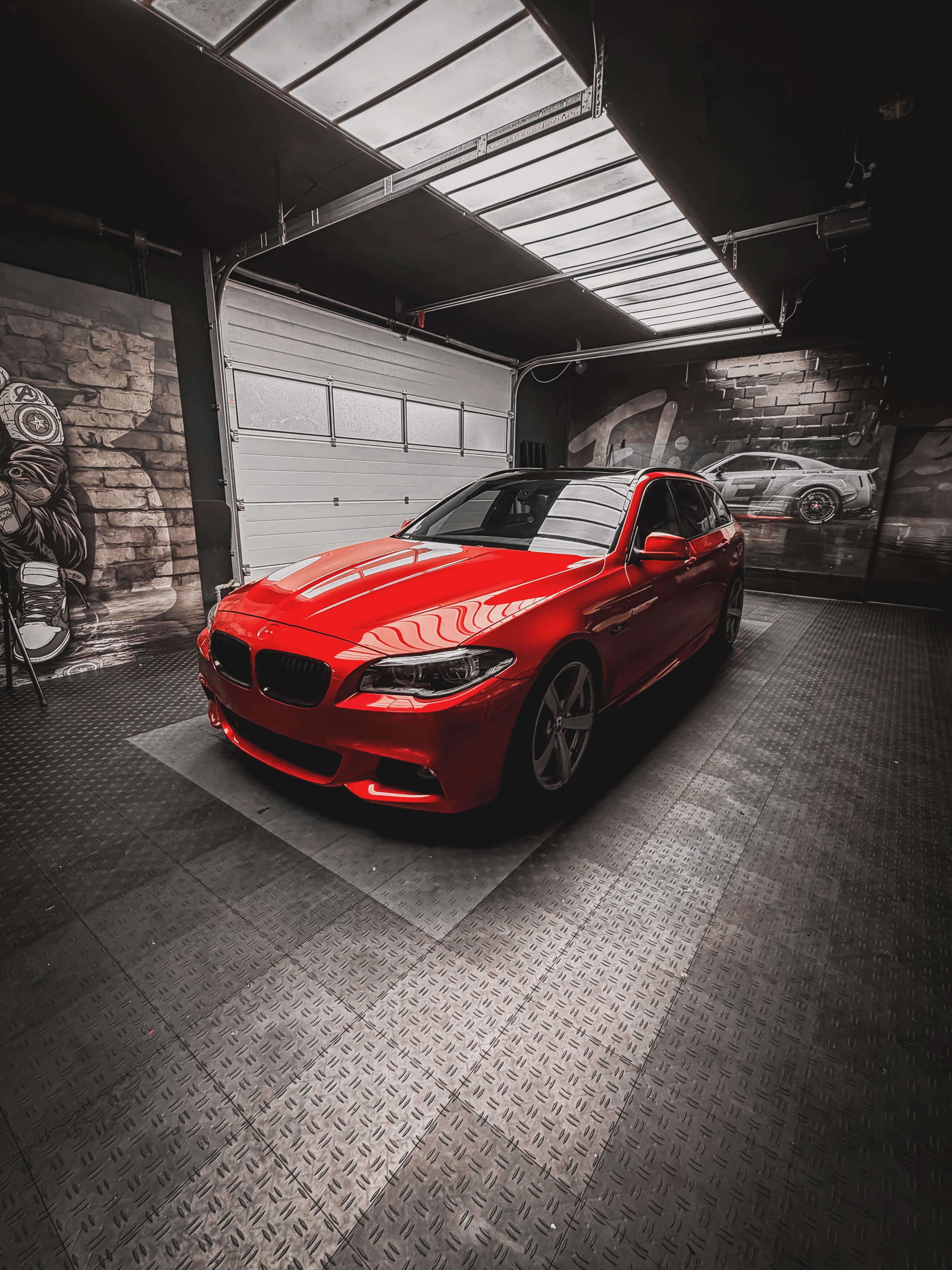 ✨ Super clean. Zeitlos. Perfekt umgesetzt. ✨
Weniger ist manchmal einfach mehr. Dieser BMW überzeugt nicht durch laute Akzente, sondern durch eine makellose, extrem cleane Optik. Die Folierung in Platinum Wrapping Film Ruby Red verleiht dem Fahrzeug eine unverwechselbare Tiefe und einen edlen Glanz, der jede Karosserielinie perfekt hervorhebt. Keine überladenen Details – nur eine hochwertige Oberfläche, saubere Linien und ein Auftritt, der für sich spricht.
Genau diese Kombination aus schlichter Eleganz und sportlicher Präsenz macht den Unterschied. Ein Look, der auch in Jahren noch genauso beeindruckt wie am ersten Tag.
📍 Veredelt von Foliatune
🌐 www.foliatune.de
📧 info@foliatune.de
📲 0177 29 85 626
#SuperCleanBMW
#RubyRedWrap
#PlatinumWrappingFilm
#Foliatune
#CleanCarCulture