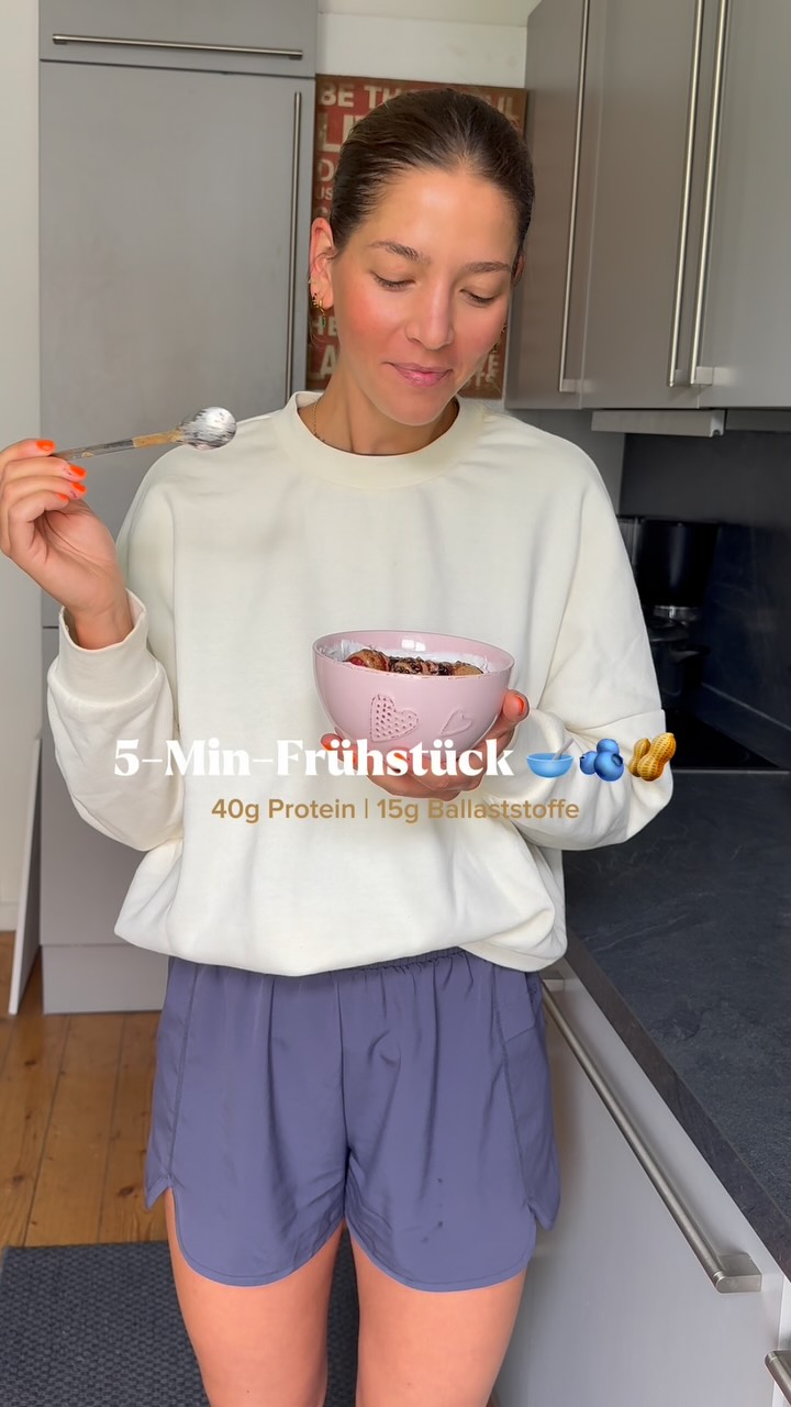 5-Min-FrĂŒhstĂŒck mit 40g Protein & 15g Ballaststoffen â perfekt fĂŒr deinen Trainingsalltag!! Es hĂ€lt mich locker 4-5h bis zum Mittagessen satt & ist eins meiner Go-to FrĂŒhstĂŒcke!đ
âš 5-Min-FrĂŒhstĂŒck
Zutaten fĂŒr (m)eine Portion:
3-4 EL Haferflocken
1 EL Chiasamen
Zimt
250g Quark
100g Beeren
Nussmus
Zubereitung:
Haferflocken, Chiasamen & Zimt mit kochendem Wasser ĂŒbergieĂen. 2 Min. stehen lassen, den Quark unterheben und mit Beeren (oder jedem anderen Obst deiner Wahl) und Nussmus toppen. ENJOY!!
đ„Łđ«đ„
Folg mir gern fĂŒr mehr Input & schnelle, einfache Rezepte rund um deine SporternĂ€hrung @franziska.hadaschik âșïž
Mengen kannst du immer nach Bedarf einfach anpassen :)
#sporternÀhrung #gesundeernÀhrung
#ernĂ€hrungsberatung #proteinreich #gesundesfrĂŒhstĂŒck