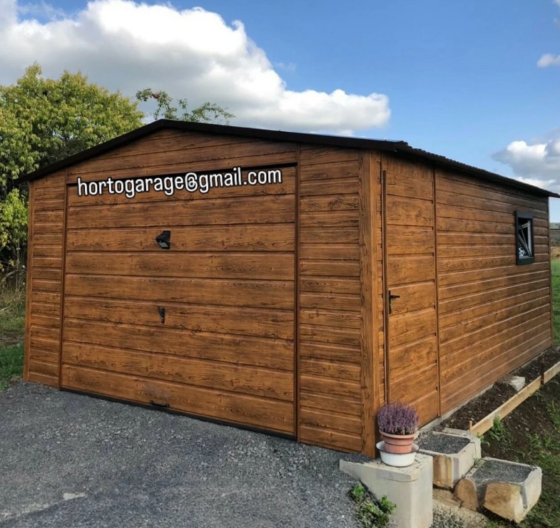 Wir präsentieren unsere Garage
📏Abmessungen: 4 × 5,5 m
Höhe im Firstbereich: 2,5 m
Farbe: warmes Braun
🚪🔩Konstruktion: solide Stahlkonstruktion aus geschlossenen Profilen, Blech mit Holzimitat-Beschichtung. Die Garage ist mit einem Satteldach, einem Fronttor, Seitentüren und Fenstern zur Belichtung des Innenraums ausgestattet.
✅Vorteile:
* ansprechendes Erscheinungsbild,
* Langlebigkeit und Witterungsbeständigkeit,
* bequemer Zugang dank zusätzlicher Seitentür.
🚗🧰🎿Verwendung: Garage für ein Auto, Werkstatt, Abstellraum für Werkzeuge, Fahrräder oder Gartengeräte.
💻📲👨💻 eine ähnliche Garage oder andere Details wünschen, mailen Sie hortogarage@gmail.com, gehen Sie auf den Link in der Bio oder rufen Sie an
📞 +49 177 4242452
📞 +49 152 246 74 361