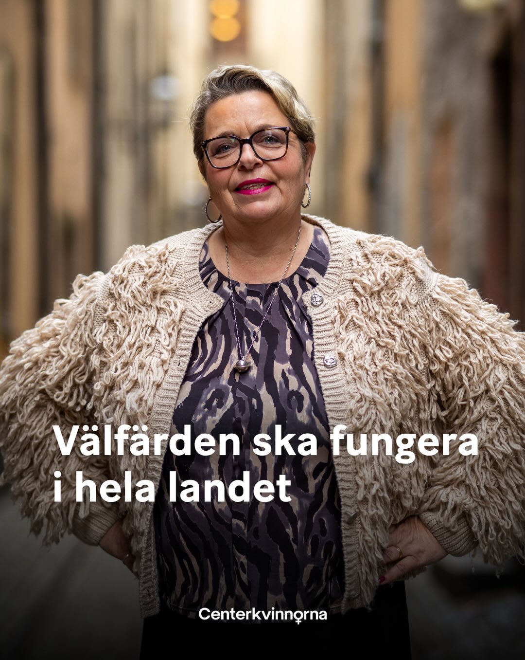 Centerkvinnorna vägrar acceptera att kvaliteten på din vård eller ditt barns skola beror på var i landet du bor. För oss är välfärden ryggraden i ett jämställt samhälle, och den måste fungera genom hela livet oavsett geografi.
Vi arbetar för:
- Patientnära läkarmottagningar. Vi vill se en modell som gör det enkelt att starta små, läkarledda mottagningar nära människor.
- Lag för små skolor. En skollag som skyddar skolor med färre än 100 elever. Skolan ska finnas nära barnen, inte tvärtom.
- Rättvis finansiering. Vi vill investera 50 miljarder kronor i landsbygdens välfärd under nästa mandatperiod. Det är orimligt att de som bor på landsbygden betalar mer skatt för sämre service.
Sverige kan mer.