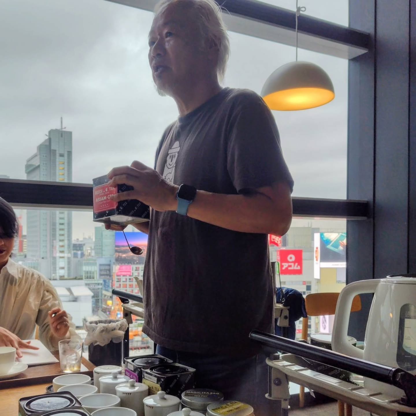 渋谷ヒカリエで開催された、老舗紅茶店 MUSICA TEA 堀江勇真氏によるセミナー 「世界各地のアッサム種の紅茶」に参加しました。
今回試飲したのは、インドネシア、インド、ルワンダなど、世界各地で生産されたアッサム種の紅茶。
同じアッサム種でも、産地が変わると香りや味わいは驚くほど異なります。
インドネシアの紅茶は非常に個性的で興味深いものでした。 濃厚なアッサムとも、華やかなセイロンとも異なる独特の個性があり、これまで出会ったことのない味わいに刺激を受けました。
スタッフGotoより
