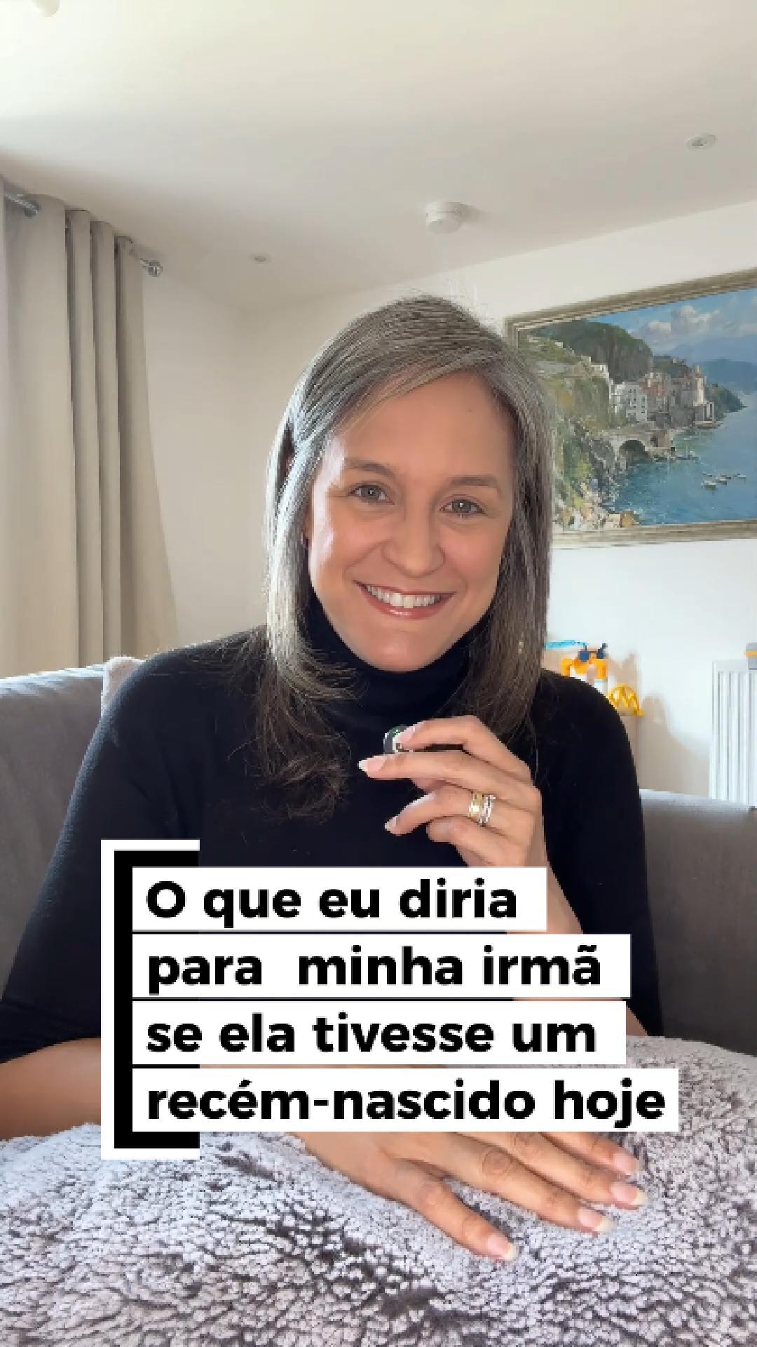 Se você fosse minha irmã, eu ainda te diria:
✅Cuida do ambiente de sonecas
Deixa escurinho e confortável. Recém-nascido consegue fazer sonecas mais longas quando o ambiente ajuda. Não precisa de silêncio absoluto, mas precisa de menos estímulo.
✅Fique atenta à temperatura
Veste ele como você está vestida. No calor, só fralda mesmo. Antes de dormir à noite, coloca uma roupa mais quentinha, a temperatura tende a cair de madrugada. Sem exageros.
✅Sai de casa todo dia
Um passeio. No melhor horário para você. Uma praça, um parque, um lugar aberto, de preferência perto da natureza. Faz bem para ele. Faz bem para você. Faz bem para os dois.
✅Não deixa ninguém beijar
Sistema imune do recém-nascido é imaturo. Não é frescura. É proteção. Você não precisa se desculpar por isso.
✅Tira muitas fotos (de você também)
Não só dele. De você com ele. Nos momentos do dia a dia: a mamada, o colo, o sono. É nesses momentos que moram as memórias mais lindas. Você vai querer ter essas fotos.
✅Faz exercício
Caminhada com o carrinho. Uma série enquanto ele fica no tapete. Qualquer coisa. Todo dia.
Exercício é o maior protetor da saúde mental de uma mãe de bebê pequeno. Não é frescura. É necessidade.
Essas são as coisas que eu diria para a minha irmã.
E que eu digo para cada mãe que trabalha comigo nessa fase.
Se você está grávida ou nos primeiros meses, o livro Os Primeiros Sonhos foi escrito exatamente para esse momento. Link na bio.
E se quiser acompanhamento individualizado para atravessar esse início com mais segurança, o Programa Primeiros Sonhos do Recém-nascido foi feito para isso. Me chama no DM. 🤍
E você, em alguma coisa que você gostaria de ter escutado com o seu recém-nascido que não está aqui?
#sonoinfantil #recemnascido #maederecem-nascido #desenvolvimentoinfantil #linguagemdosono