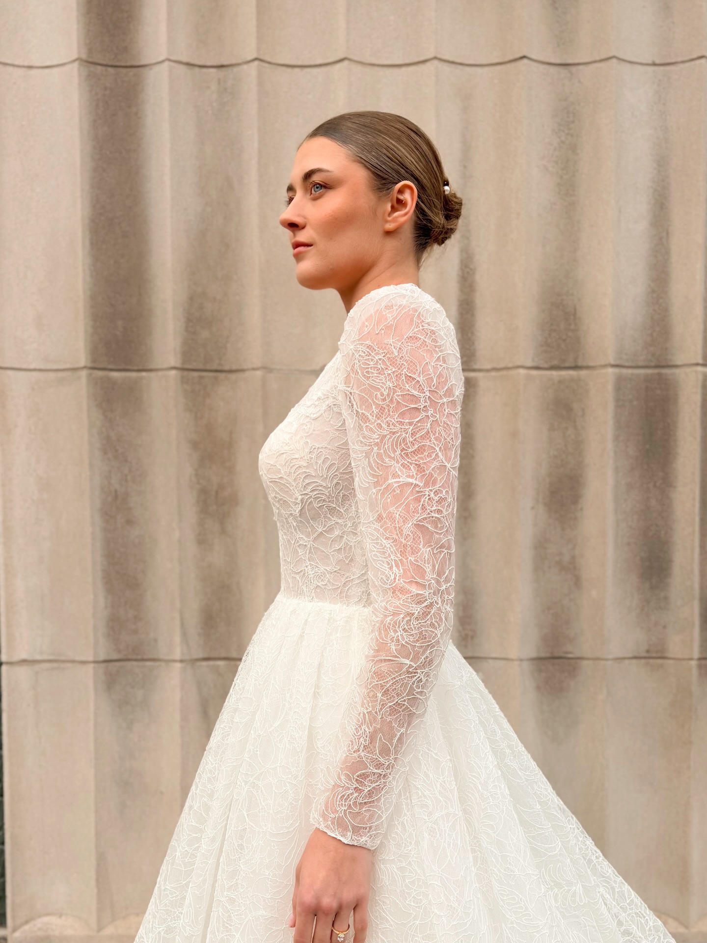 Neve 🤍, the kind of A-line gown that never goes out of style.
Square neckline, long sleeves, French lace, and a full A-line skirt designed to make an entrance. Send this to the bride who keeps saying she wants something timeless 😍🤍.
Neve | K2658