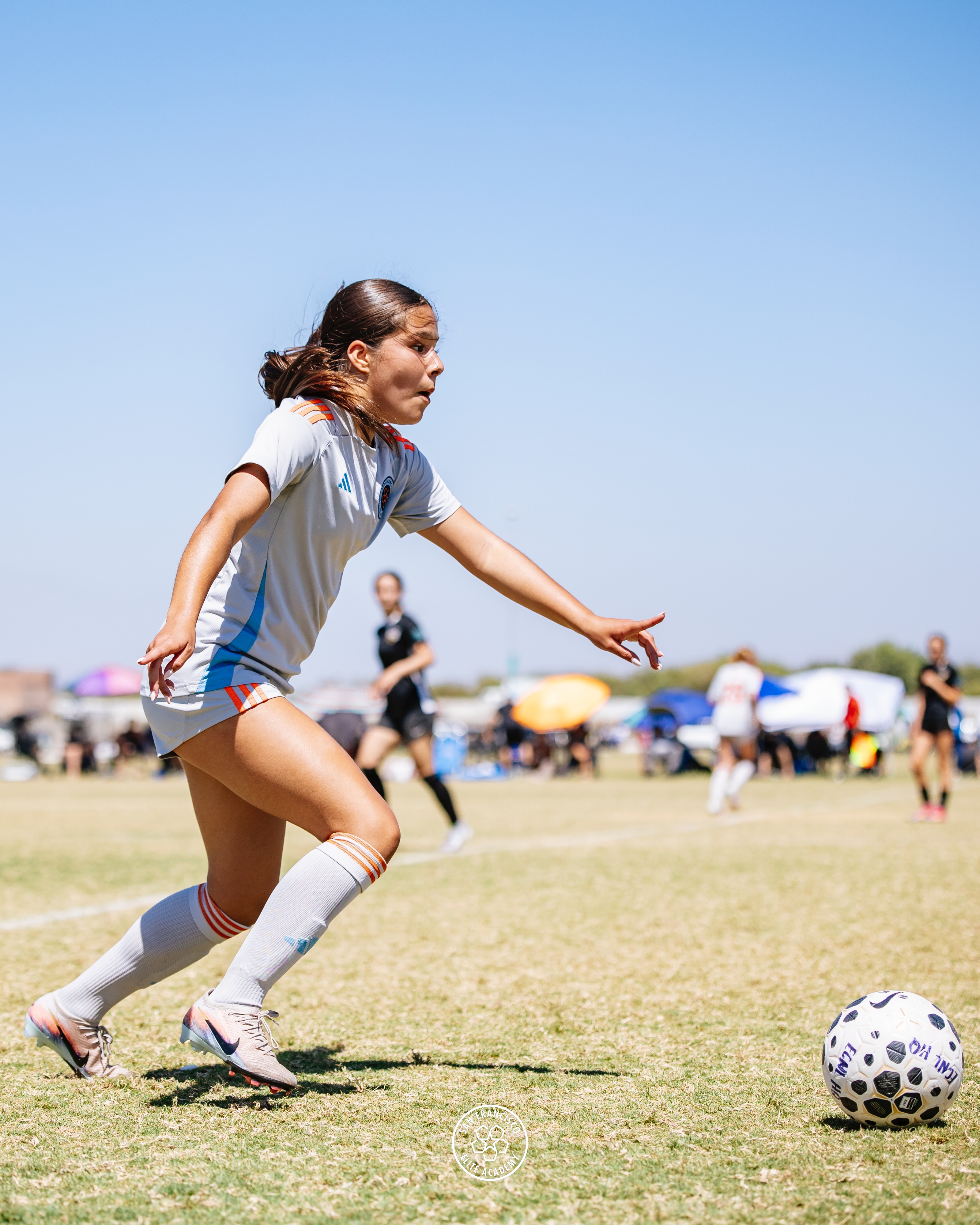 Under the blazing SoCal sun, Coach Kyle and our 2011 Girls have opened the ECNL RL Playoffs with two dominant performances, showing exactly why they belong on this stage.
The week started with a commanding 7-0 victory over Beach FC, followed by a composed and clinical 3-0 win over MVLA. Different opponents, same result: complete control from start to finish.
Through two matches, the numbers tell part of the story:
10 goals scored
0 goals conceded
2 clean sheets
2 wins
But beyond the stats, it’s been the team’s work rate, discipline, and commitment to each other that have stood out. Every player has embraced the challenge, competing with intensity in difficult conditions and representing SF Elite Academy with pride.
Two games down. The job isn’t finished. Onto the next.
#ForTheBay | #SiempreComoUno