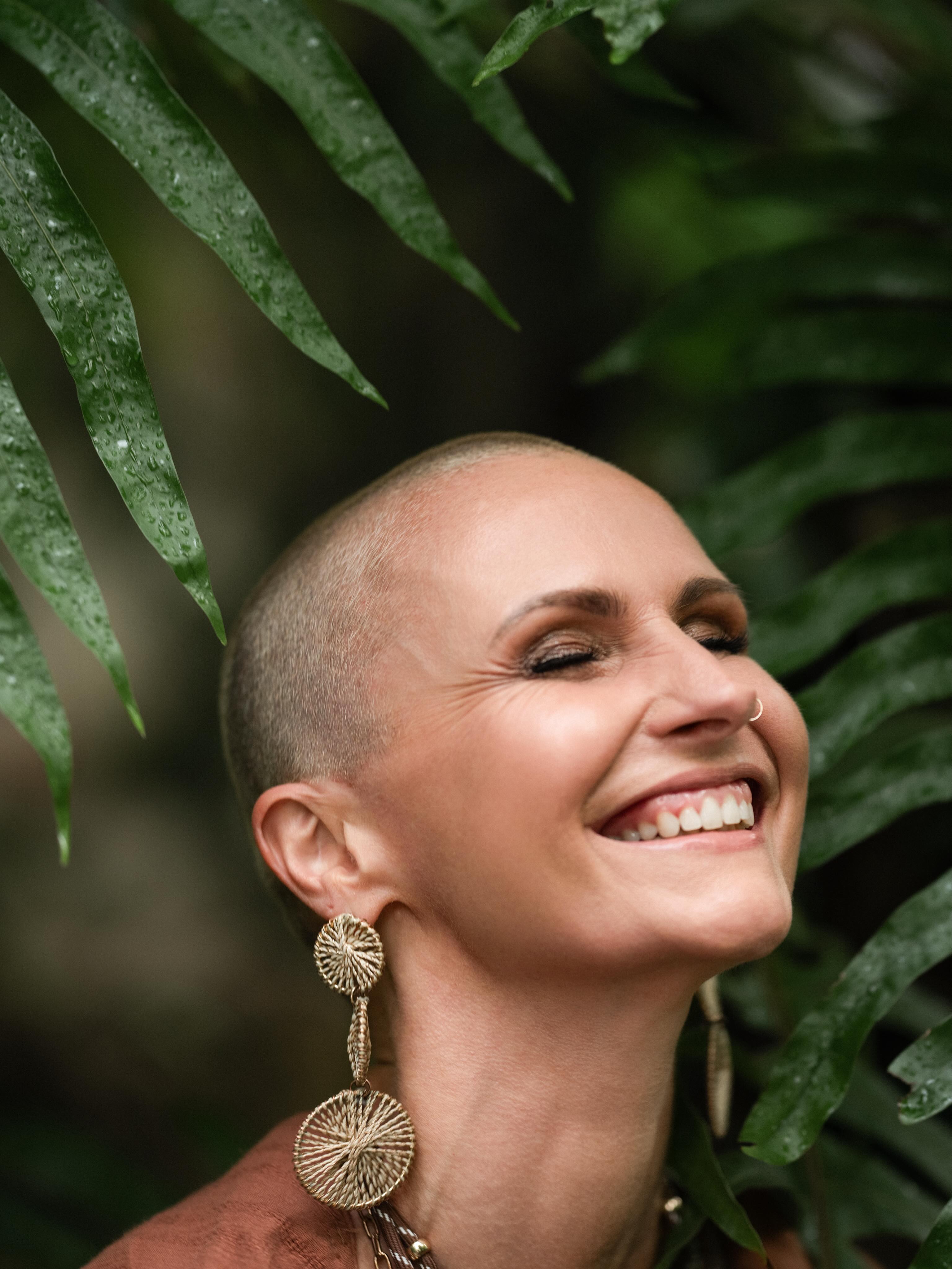 🌿🌴 What a Shooting !!! Peggy ist einfach ein Wunder ✨💫 und das Shooting war pure Magie, sage ich euch. Einen ganzen Tag haben wir uns gestern Zeit genommen um ihre Arbeit, ihre Vision, ihr Innerstes zum Strahlen zu bringen und um es auf ihren Bildern Manifest werden zu lassen, damit sie nun selbstsicher durchstarten kann! Etwas absolut Einzigartiges ist entstanden. Diese Bilder aus meinem Signature Shooting geben Peggy so viel Empowerment für ihr Business als Souldance Coaching, denn sie liebt nicht nur was sie tut, sie IST was sie tut. Peggy nennt es Meditation in Bewegung, durch ihre EmbodiDance Sessions finden Frauen endlich wahrhaftig zurück in ihren Körper ✨💫
Die Bilder die ihr hier seht sind nur ein Teil des gestrigen Shootings. Den zweiten Teil seht ihr in Kürze…. Diese Bilder sind genauso berührend und intensiv wie diese 🌊
Du wünscht dir auch ein Signature Shooting um deine Brand so richtig zu entfalten und ENDLICH für dich los zu gehen 🔥? Dann melde dich jetzt schnell, damit wir dein Shooting in diesem Sommer noch umsetzen können!
Meine liebe Kundin: @peggyweber.soulcoaching
make up - of course: @anna_bohuslavska