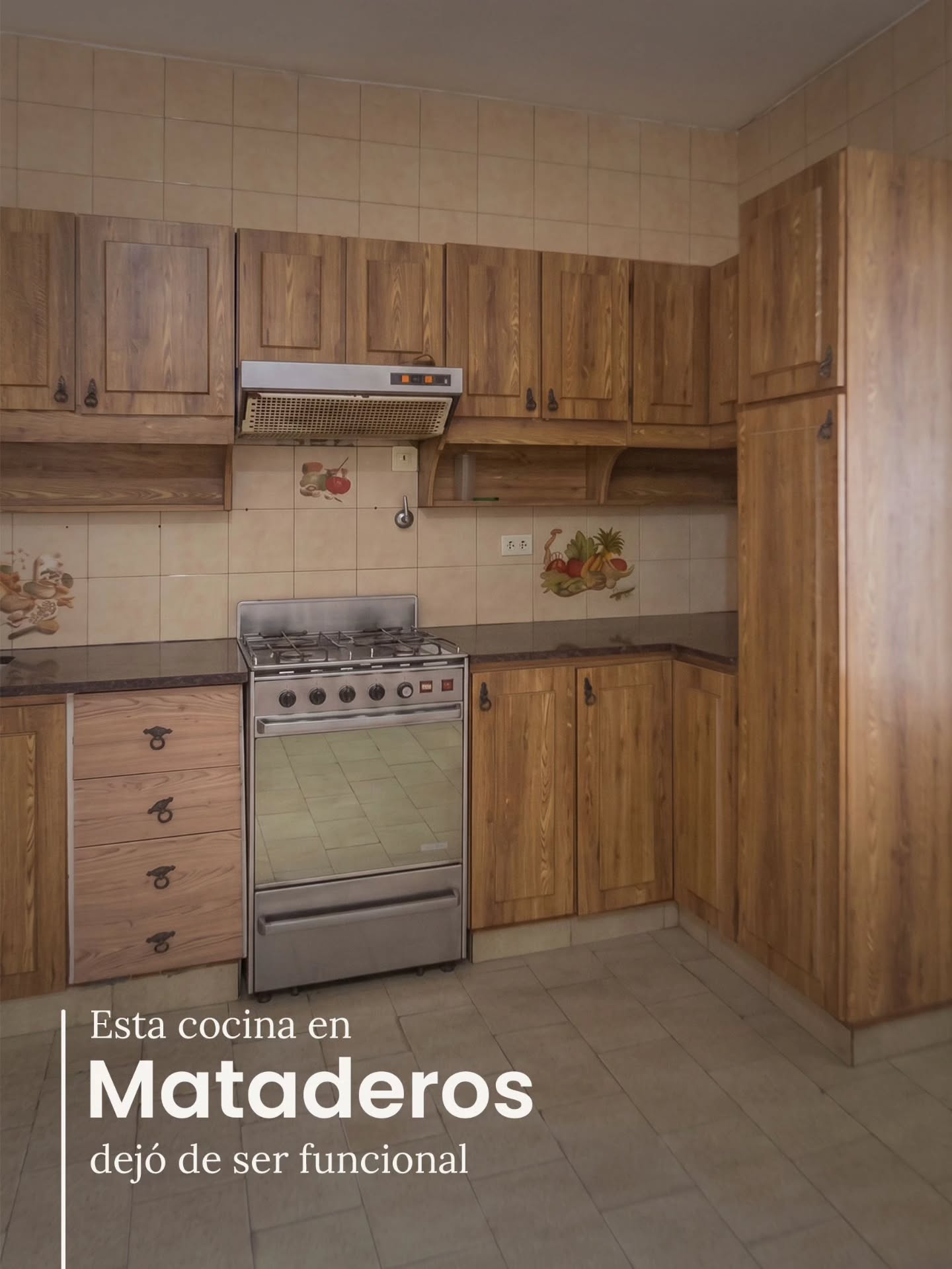 Muchas veces no hacen falta más metros.
Hace falta mejor una visión integral y profesional que se ajuste a tu cotideanidad.
👉 Su distribución: no estaba pensada para las necesidades y los electrodomésticos de hoy.
👉 Su ubicación: estaba obstruyendo la conexión del área social de la vivienda con su patio
👉 Su iluminación: al tener escaso vínculo con el patio no tenía los aventanamientos necesarios para iluminar todo el espacio ni para generar una ventilación óptima para la vivienda.
El plan de acción 😎
👉 Reubicamos la cocina dentro del área social existente ganando iluminación, ventilación cruzada y amplias visuales hacia el parque
👉 Rediseñamos la cocina acorde a la actualidad, los electrodomésticos necesarios y la funcionalidad necesaria.
El cambio no fue solo estético.
Fue pensar cómo se vive ese espacio todos los días.
Porque cuando el diseño está bien resuelto, no solo cambia el lugar… cambia la experiencia.
Ahora te pregunto a vos:
¿Qué es lo que más te incomoda de tu cocina hoy?
Te leemos en comentarios 👇
Si estás pensando en reformar, escribí “REFORMA” y te contactamos!
#Remodelación #reformacocina #arquitectoscastelar