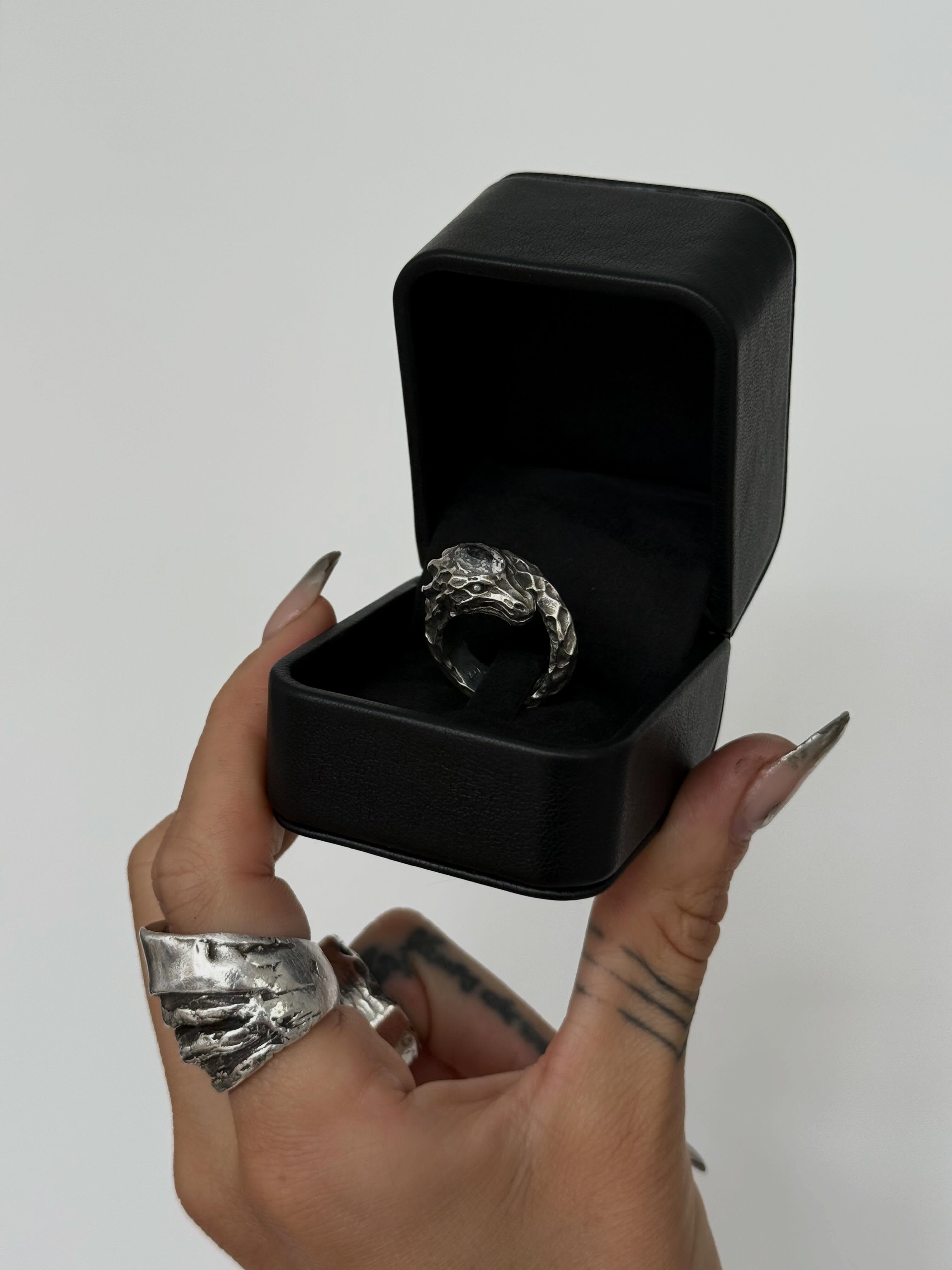Je peux enfin vous montrer cette nouvelle pièce 🐉
Réalisée en moins de deux semaines (😮💨)pour l’anniversaire de @luna_deslouis
Merci d’être de plus en plus nombreux à me confier vos histoires ✨