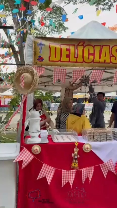 No último domingo, 4 de junho, o Instituto Pelo Diálogo Intercultural e membros da comunidade Hizmet participaram mais uma vez da tradicional Festa Junina Solidária promovida pela Catedral Anglicana de São Paulo.
Durante o evento, oferecemos doces, salgados e bebidas da culinária turca, contribuindo com uma iniciativa que há anos mobiliza a comunidade em prol de milhares de crianças atendidas por projetos sociais.
A festa reuniu milhares de visitantes da região, que puderam desfrutar das tradicionais atrações juninas e também conhecer um pouco da rica cultura gastronômica turca, fortalecendo os laços de convivência, solidariedade e diálogo entre diferentes comunidades.
Agradecemos ao Reverendo Aldo Quintão pelo convite, aos restaurantes e parceiros apoiadores, e a todos os voluntários da comunidade Hizmet que contribuíram com dedicação e generosidade para o sucesso desta ação solidária.
@reverendoaldo
#catedralanglicana
#DiálogoIntercultural #Solidariedade #FestaJunina #ComunidadeHizmet #CulturaTurca #SãoPaulo