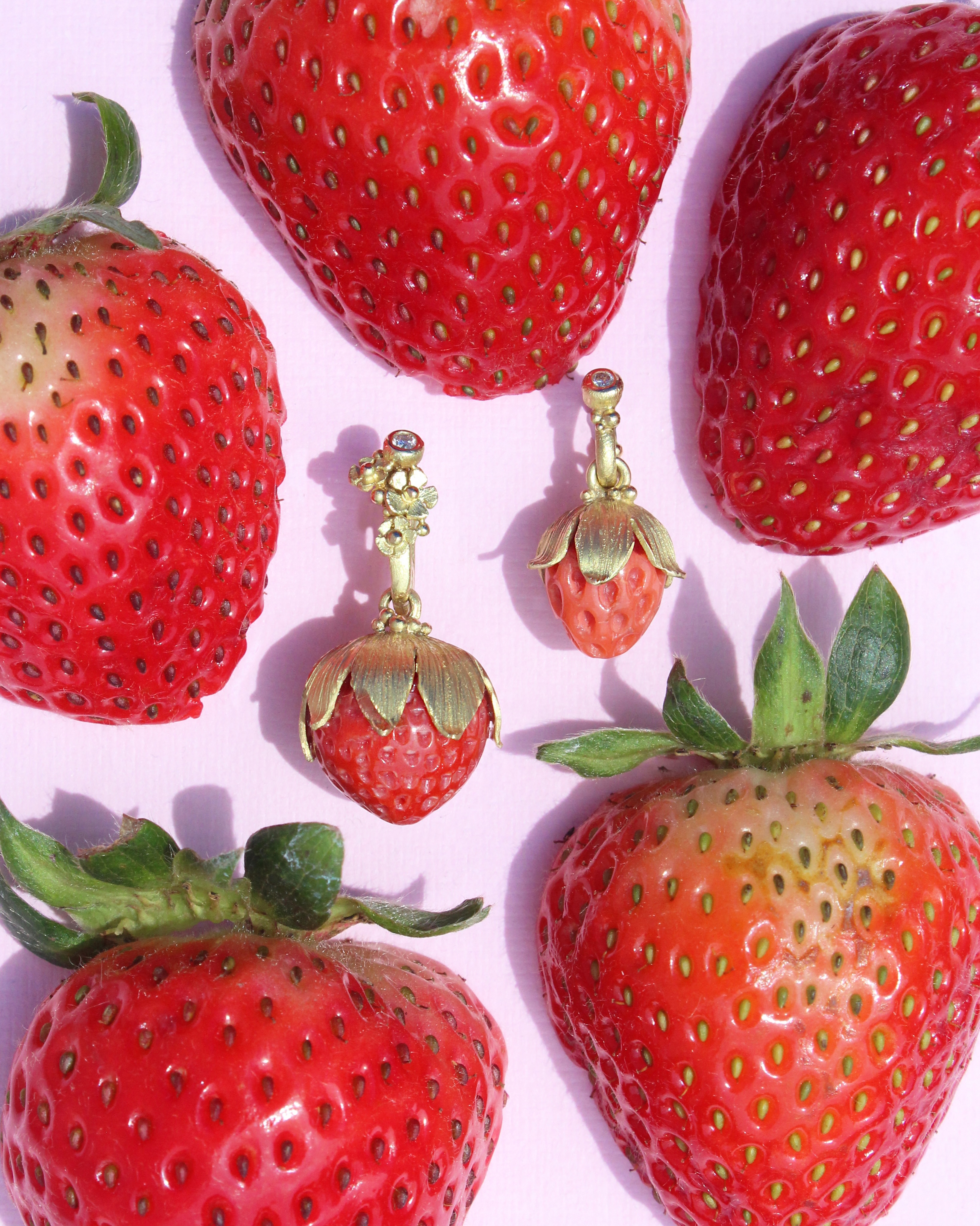 One of these things is not like the other! 😏😉☺️✨🍓🍓🍓🍓🍓🍓 NEW @lenevibe.dk strawberries fresh off the vine! ✨
#artisian #handcrafted #ooak #futureheirlooms #fruitlover