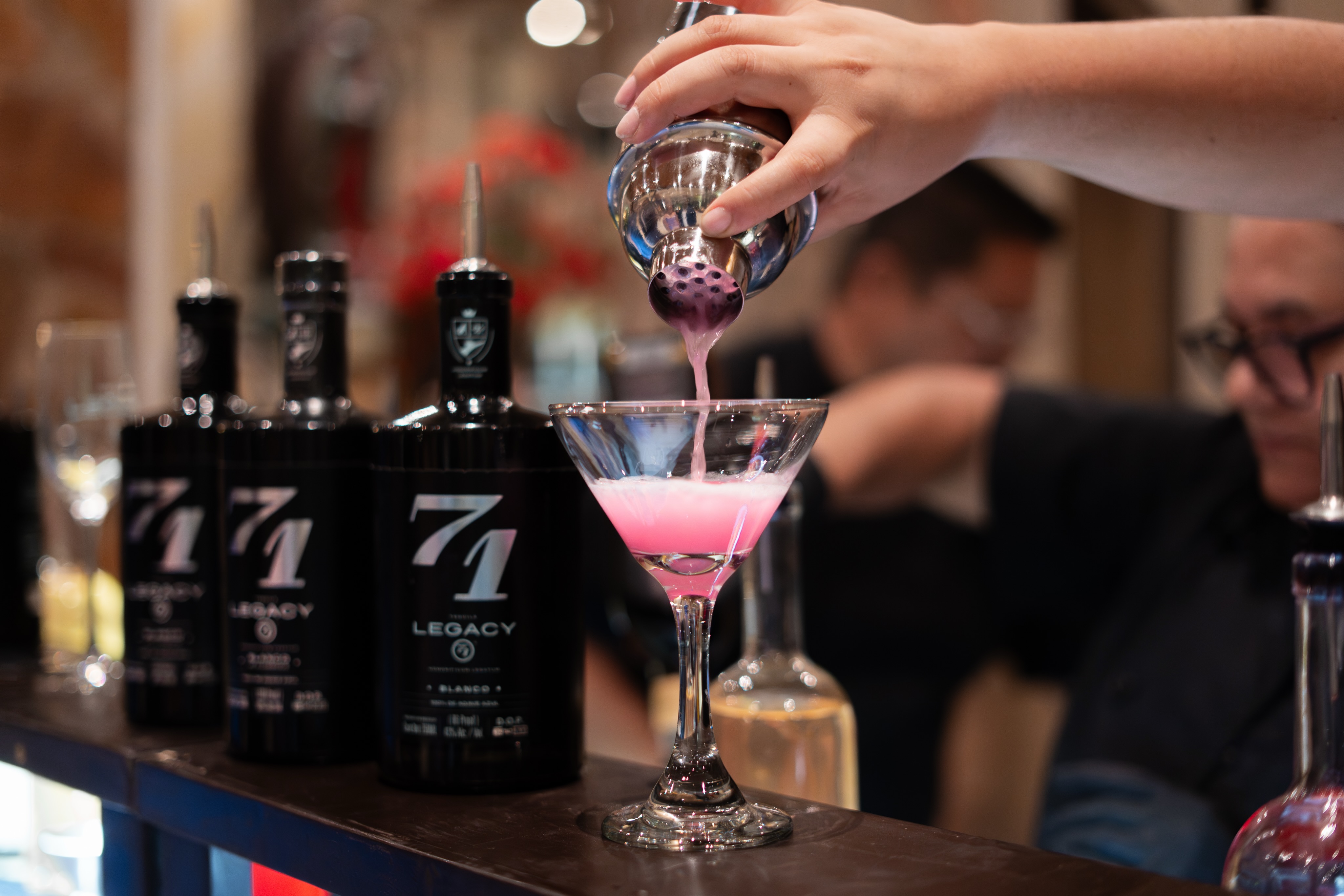 Every cocktail tells a different story, but they all begin with the same legacy. 🍸✨
Cada cóctel cuenta una historia distinta, pero todos comienzan con el mismo legado.