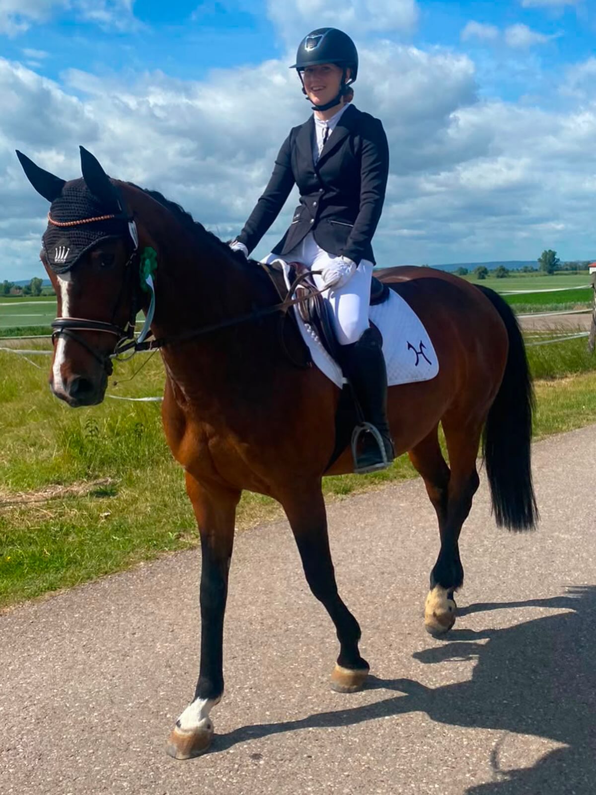 Herzlichen Glückwunsch an @judit.h_07, die gestern mit ihrer Stute Quinterra drei Schleifen einsammelte:
Reiterwettbewerb Schritt - Trab -Galopp: 2. Platz (7,7)
E-Dressur: 6. Platz (6,7)
70cm Springen: 1. Platz (8,2)
🍀🎂🎉🎊🥳
#dressur #springen #turnier #verein #sport