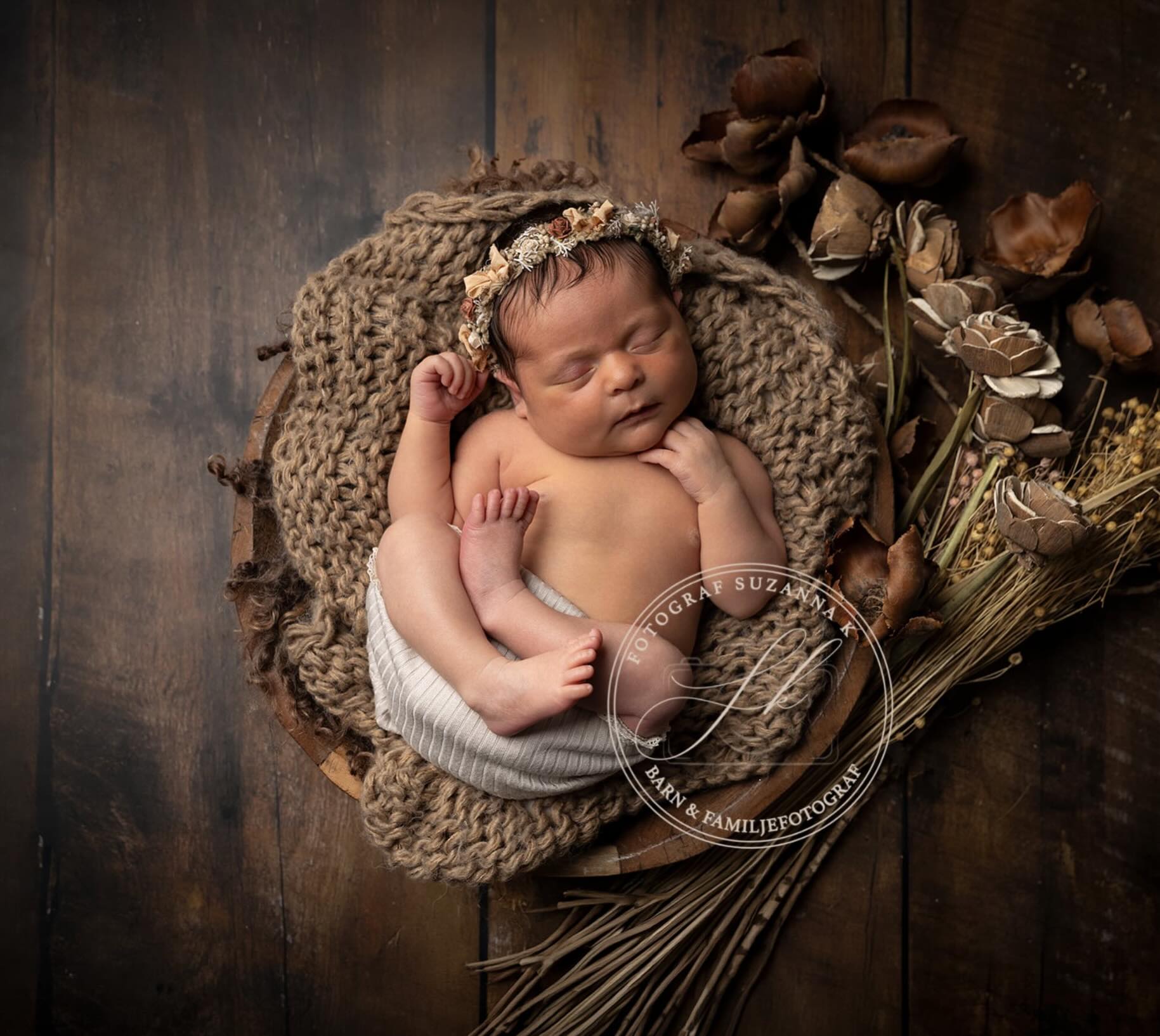 🤎 NYFÖDDFOTOGRAFERING I LUND 🤎Så här små är dem bara en väldigt kort stund.De första dagarna är omtumlande, det vet vi alla som fått barn. Det kanske inte är en prioritet att boka in en fotografering mitt i allt kaos därför är det skönt att ha en tid bokad redan under graviditeten.Jag vet att ni som nya föräldrar har sömnbrist och är helt slut av allt nytt, men hos mig ska ni kunna koppla av och låta mig ta över på den del jag är bra på - att föreviga er nya lilla familjemedlem med underbara bilder.Mitt i allt detta är det lätt att glömma hur snabbt den här tiden faktiskt passerar.Därför älskar jag nyföddfotografering.Att få skapa tidlösa bilder som bevarar de små detaljerna, de pyttesmå fingrarna, de mjuka dragen och den där speciella nyföddhetskänslan som snart är borta.♥ Nyföddfotografering är lite enklare om bebis är 1-2 veckor då de sover mycket mer så har du bokat, så försöker vi få till en tid inom den tiden.
♥ Rekvisita, fina handgjorda hårband, små stickade mössor, och annat fint lånar man hos mig för att jag ska kunna skapa mina bilder med er baby.
♥ Bilder väljer ni ut i lugn och ro hemifrån 7-10 dagar efter er fotografering.Väntar ni barn under sommaren eller hösten? Hör gärna av er redan under graviditeten för att säkra en plats.📍 Studio i Lund
📧 boka@fotografsuzannak.se
Läs mer på https://fotografsuzannak.seHar du gjort en nyföddfotografering hos mig? Berätta gärna om ditt minne utav den upplevelsen med mig och bilderna.🤎#nyföddfotograferinglund #fotograflund #nyföddfotolund
#barnfotograflund
#barnfotograf