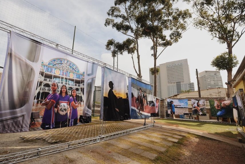 Apresentamos o capítulo Brasil da exposição fotográfica “No Campo: Mil Mulheres, Mil Histórias”, realizada no âmbito do projeto Equal Play Effect Brasil, da @commongoalorg.
Esta mostra reúne os olhares, as vivências e as histórias de 21 mulheres de diferentes regiões do país, representantes de 12 organizações que utilizam o futebol como ferramenta de transformação social.
Por meio de uma oficina de narrativa visual conduzida pela fotógrafa profissional @brendaalcantarafoto, as participantes exploraram a fotografia como uma poderosa ferramenta para contar suas próprias histórias, retratar suas comunidades e compartilhar desafios, aprendizados, conquistas e transformações que acontecem dentro e fora dos campos.
⚽ Cada imagem revela a força, a liderança e o impacto das mulheres que, diariamente, transformam realidades por meio do futebol.
🌎 A exposição faz parte do projeto latino-americano SOMOS EQUIDAD, uma iniciativa que dá visibilidade ao papel das mulheres no futebol e que já passou pela Austrália, Espanha, Argentina, México e Colômbia.
📸 @brendaalcantarafoto
Obrigada @lifemarketingesportivo_
#NoCampoMilMulheresMilHistorias #EqualPlayEffectBrasil #SomosEquidad #CommonGoal #FutebolParaTransformacao
@ongempodera @institutoesportemais @institutofazeracontecer @planbrasil @fundacaoeprocad @ibff.oficial @love.futbol_pt @fundacaoangelicagoulart @goldeletrabr @oficialmeninasemcampo @opn_oficial