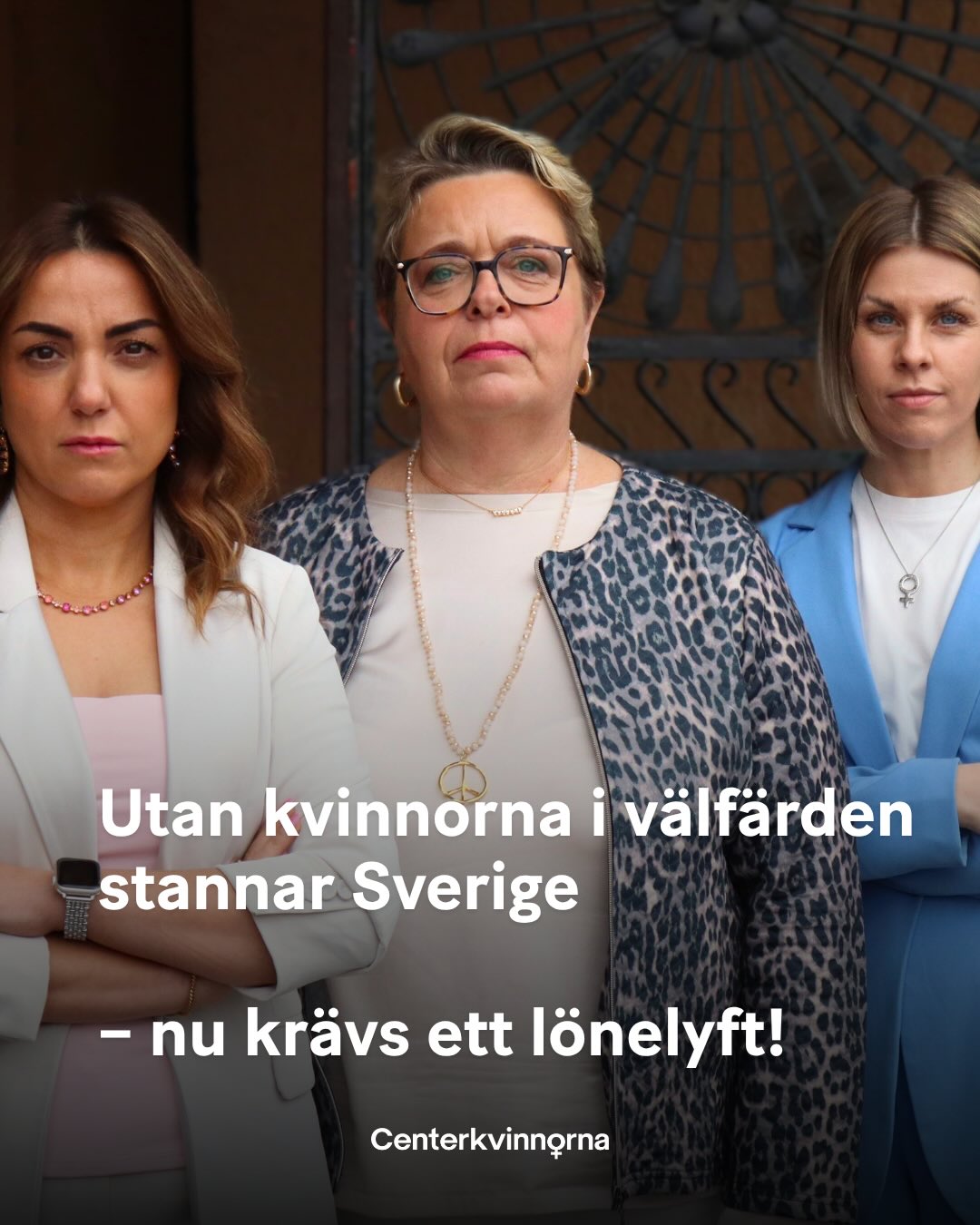 Sjuksköterskor, undersköterskor och personal i förskolan är ryggraden i det svenska samhället. Ändå ser vi hur deras arbete systematiskt undervärderas jämfört med mansdominerade branscher. För oss i Centerkvinnorna är det här ett systemfel som kräver ett nationellt krafttag.
Ekonomisk självständighet är grunden för all annan frihet. För att varje kvinna ska ha makt över sitt liv, kunna lämna en destruktiv relation och bygga en trygg pension krävs att lönen speglar ansvaret.
Vi går till val på ett statligt finansierat lönelyft för välfärdens hjältar. Det är dags att vi värderar omsorg lika högt som industri.
Sverige kan mer än att låta de som tar hand om våra barn, sjuka och äldre halka efter ekonomiskt.