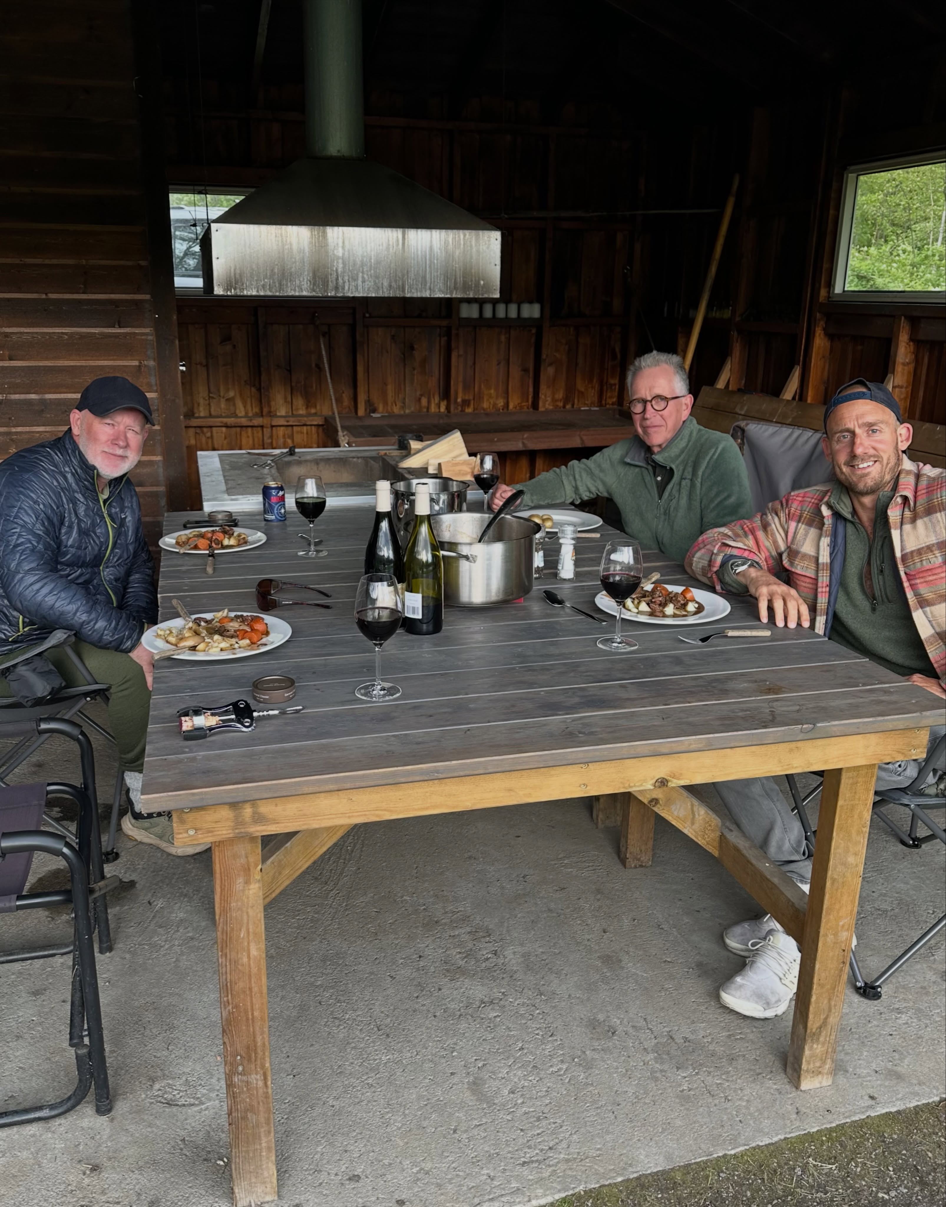 The boys having dinner at the gapahuk between fishing sessions. 🎣🍴🍷
The gapahuk is a large shelter right by the riverbank – perfect for cooking, relaxing, and gathering around the fireplace.
#salmonfishing #flyfishing #atlanticsalmon #fishingnorway #fishinglodge