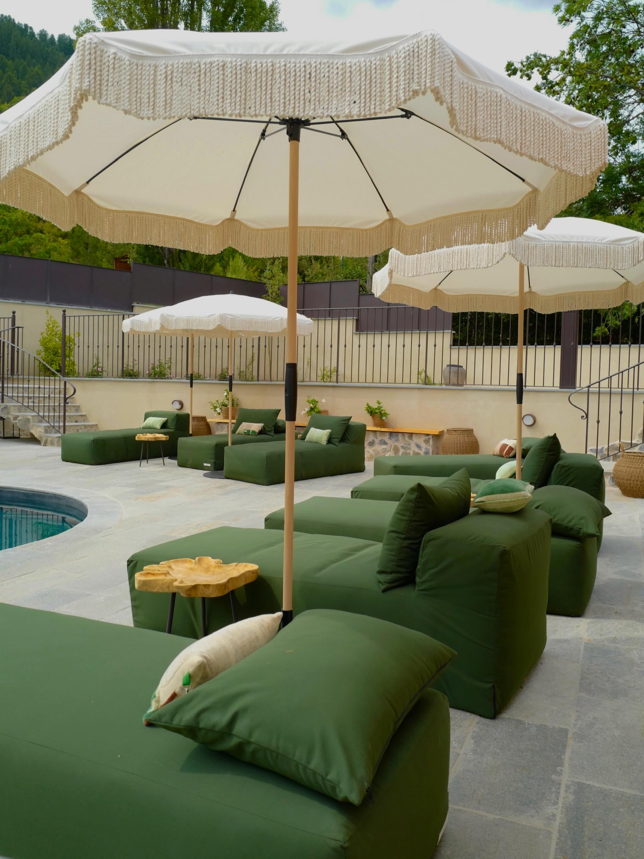 Pool Day au Prieuré 🌞⛰️
Soleil, piscine et douceur de vivre… l’été commence ici. ✨🌿
@bedandphilosophy 🤎