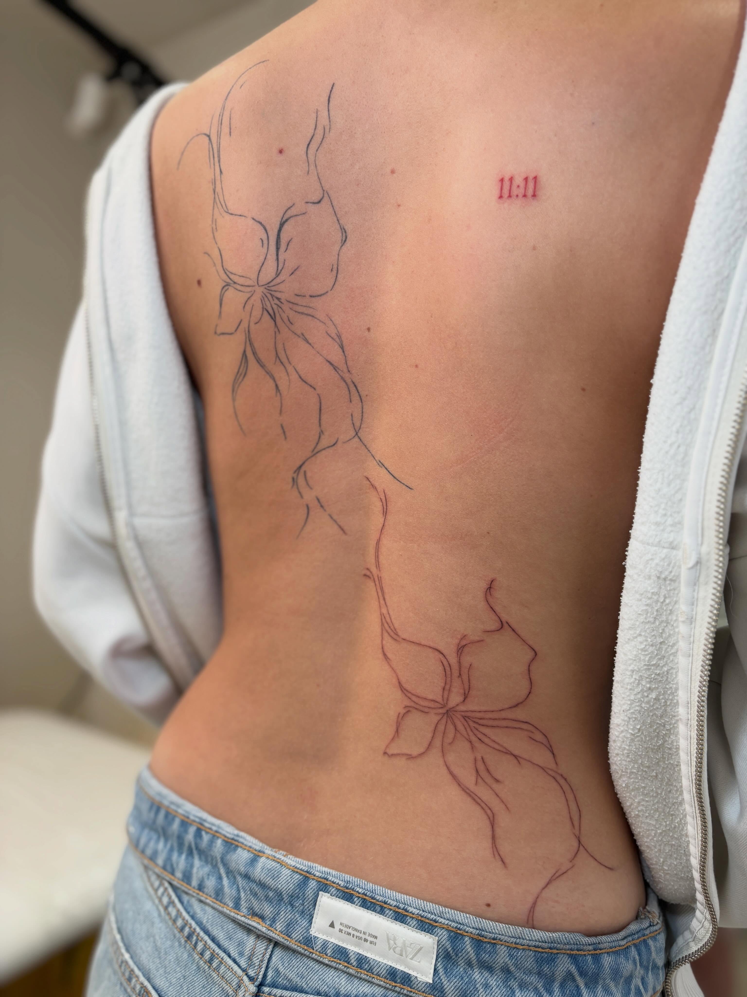 Gorgeous flowing flower back tattoo
#abstractflower #flowerbacktattoo #backtattoo #finelinefloral