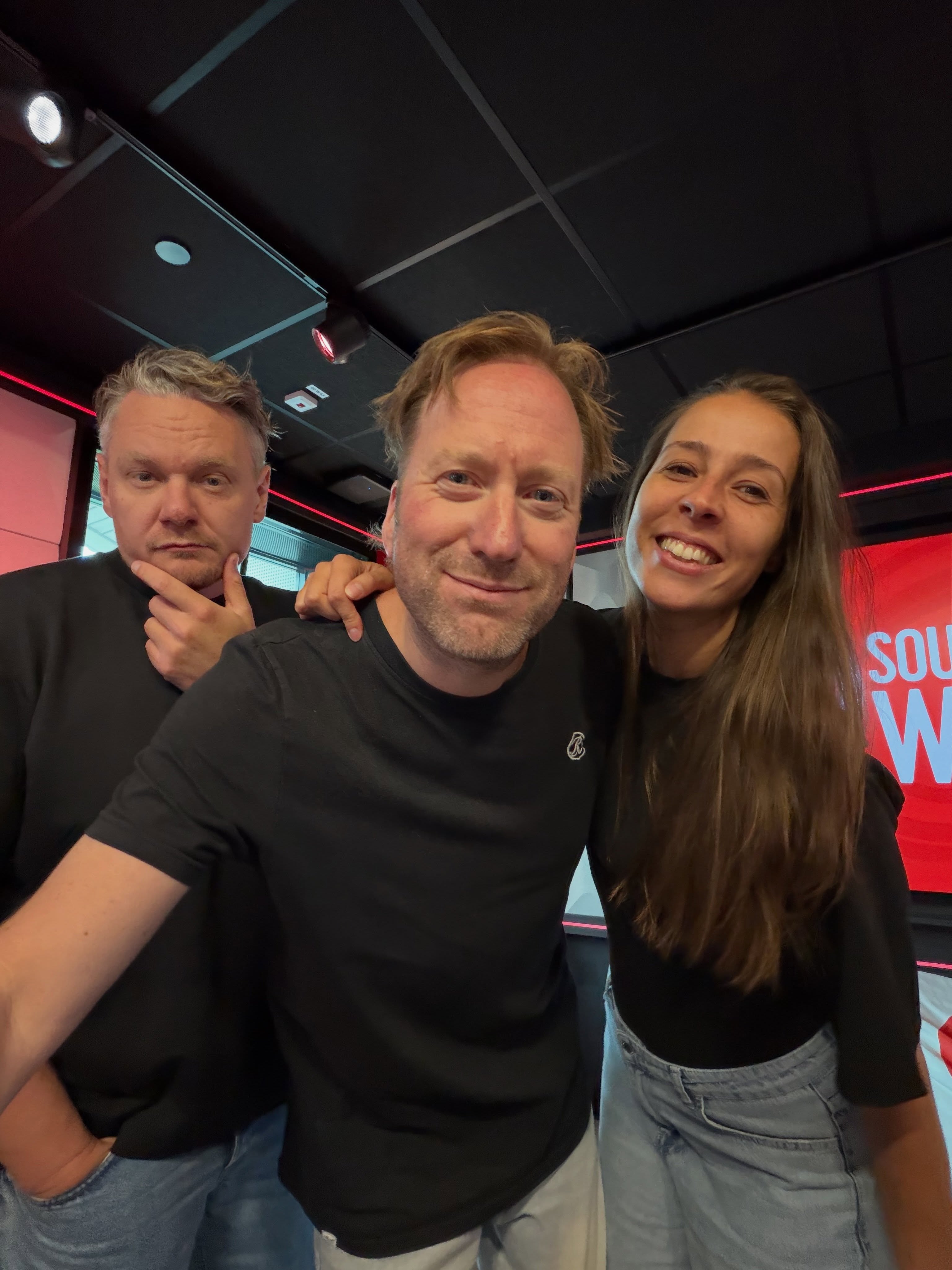 Sunday is for Swiping! 👊 #week24
Hoe was je week???
1 - Back at it! 📻
2 - De terror twins 😼😼
3 - Beeltenisje met Boele 📸
4 - #zaanseschans🇳🇱
5 - #awkwardprompic 🤓
6 - Monsterssssss 😈😈
7 - Cheers to Maastricht 🍻
8 - @babbels_live_festival 🎉
9 - Ehm… wat???? 🥐
10- Goed gesprek! 🎤