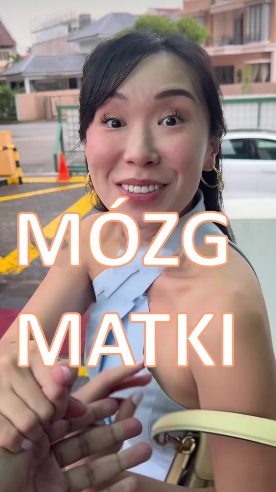 To, że ciąża zmienia nasz mózg, wiemy nawet bez badań naukowych! 😉😂
Ale dla zainteresowanych rozwijam temat poniżej:
✅ Jak ciąża zmienia mózg kobiety — co mówią badania?
Badanie z 2024 roku opublikowane w Nature Neuroscience (Pritschet et al.) wykazało, że mózg kobiety ulega zmianom niemal co tydzień w trakcie ciąży — co potwierdza, że ciąża jest okresem wyjątkowo wysokiej neuroplastyczności, czyli zdolności sieci neuronów do adaptacji i reorganizacji. Badanie potwierdziło "dostrajanie" się mózgu przez hormony neuromodulacyjne — w przygotowaniu do rodzicielstwa. Zmiany te są najbardziej wyraźne w obwodach odpowiedzialnych za zachowania macierzyńskie.
✅ Mózg po porodzie — okres dalszej reorganizacji
Pierwsze 6 tygodni po porodzie to również okres gwałtownej restrukturyzacji objętości istoty szarej — szczególnie w obrębie ciała migdałowatego, hipokampa, kory przedczołowej i wyspy. Następuje dalsze dostrajanie się do roli mamy.
✅ A druga ciąża?
Naukowcy z Centrum Medycznego Uniwersytetu Amsterdamskiego odkryli w 2026, że u kobiet w drugiej ciąży pojawia się więcej zmian w sieciach neuronalnych odpowiedzialnych m.in. za kontrolę uwagi, co może być korzystne dla osób opiekujących się kilkorgiem dzieci.
👉 Podsumowując: ciąża to jeden z największych neurologicznych "remontów" w życiu człowieka - porównywalny z rozwojem mózgu w okresie dojrzewania. Zmiany neuronalne w ciąży nie są oznaką osłabienia, lecz precyzyjnego dostrajania mózgu do nowej roli: wzmacniają przywiązanie matki do płodu, a potem jej fizjologiczną reaktywność na sygnały niemowlęcia oraz zachowania "gniazdowania" zapewniając maluszkowi lepszą opiekę po przyjściu na świat. 🩷
(są jednak skutki uboczne - jak widać na filmie 🤭😂)