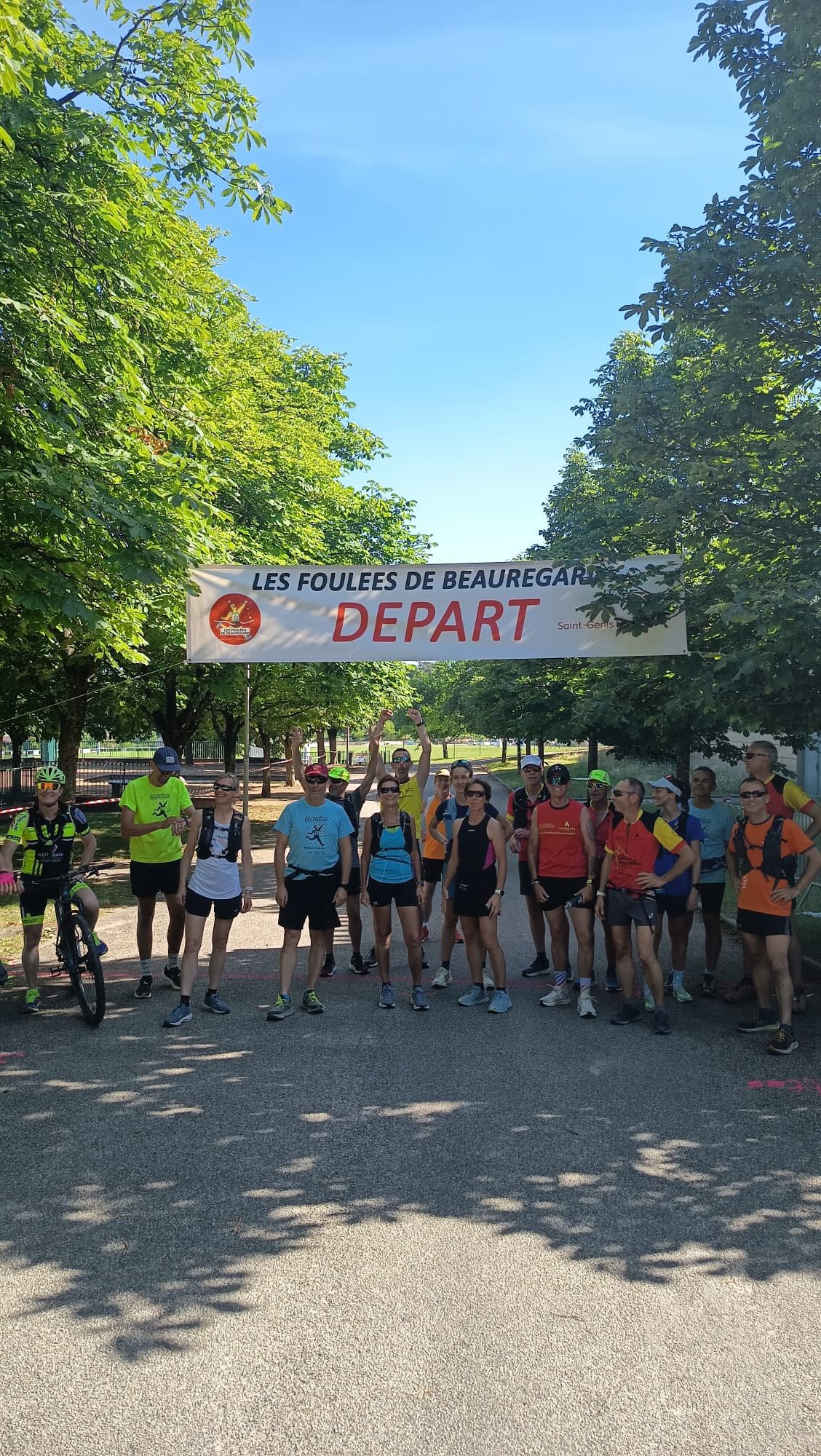 J-1
Le village prend vie, les équipes s’activent et l’excitation monte…Demain c’est le grand jour 😊
Pendant que les coureurs se préparent, des dizaines de bénévoles sont à pied d’œuvre pour faire de la journée de demain, un moment inoubliable.
Qui sera au départ ?