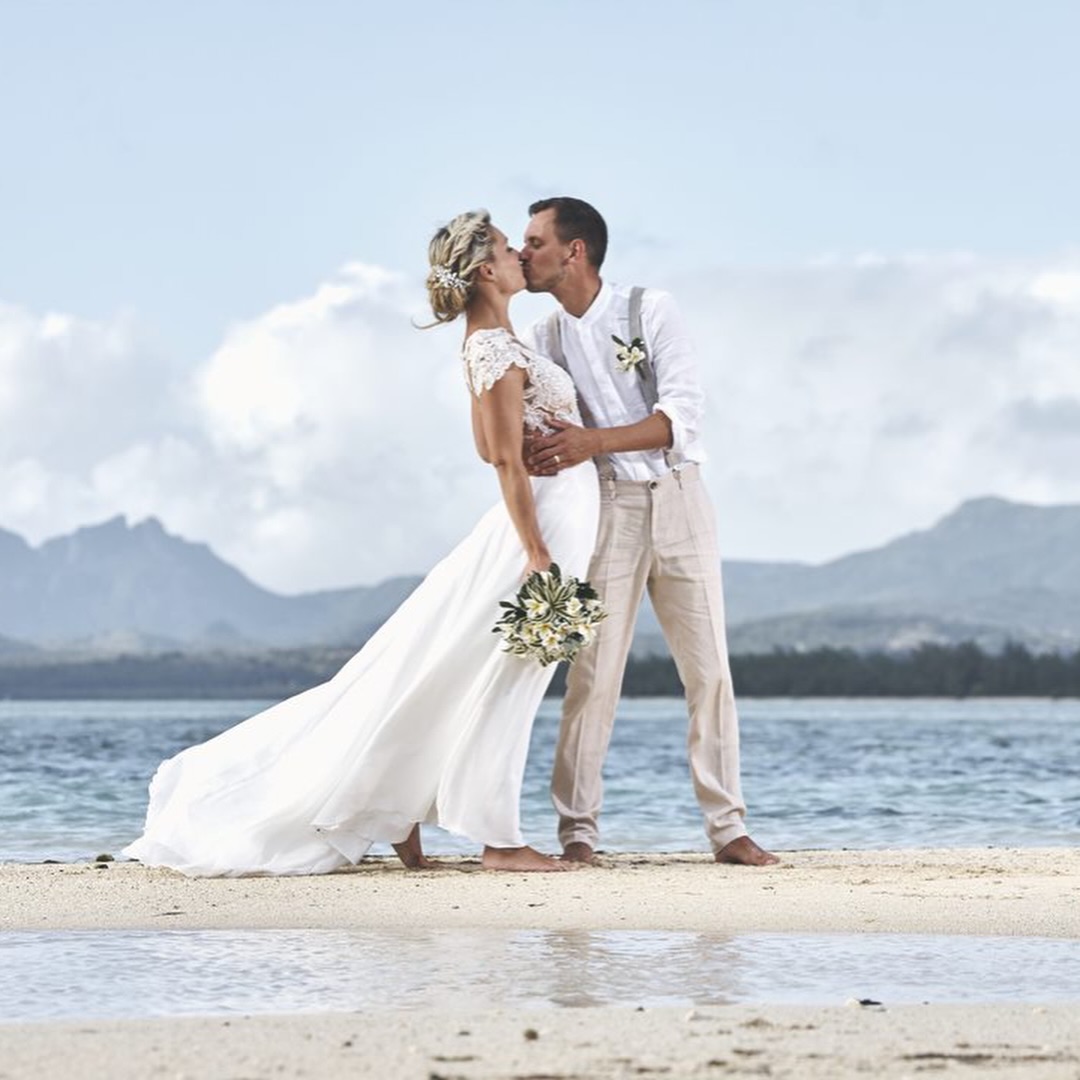 B R I D E josephine auf MAURITIUS 🤍
Aus 2 Brautkleidern wurde ein neues Design.
PHILLIN DUBIEL bridal couture