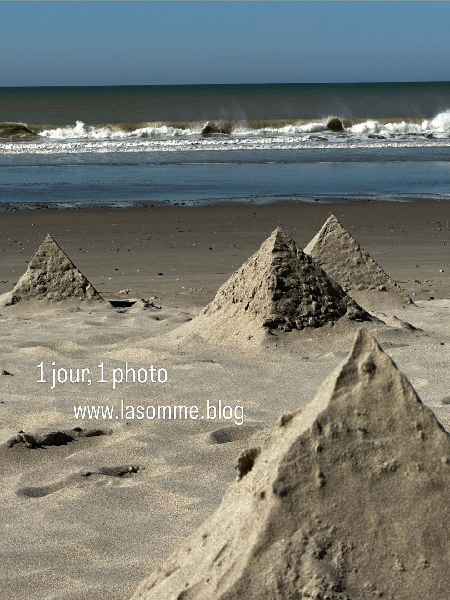 Les éphémères et chaque jour renaissantes pyramides de Fort-Mahon. Merci à monsieur Béguin, leur créateur. www.lasomme.blog 🦋