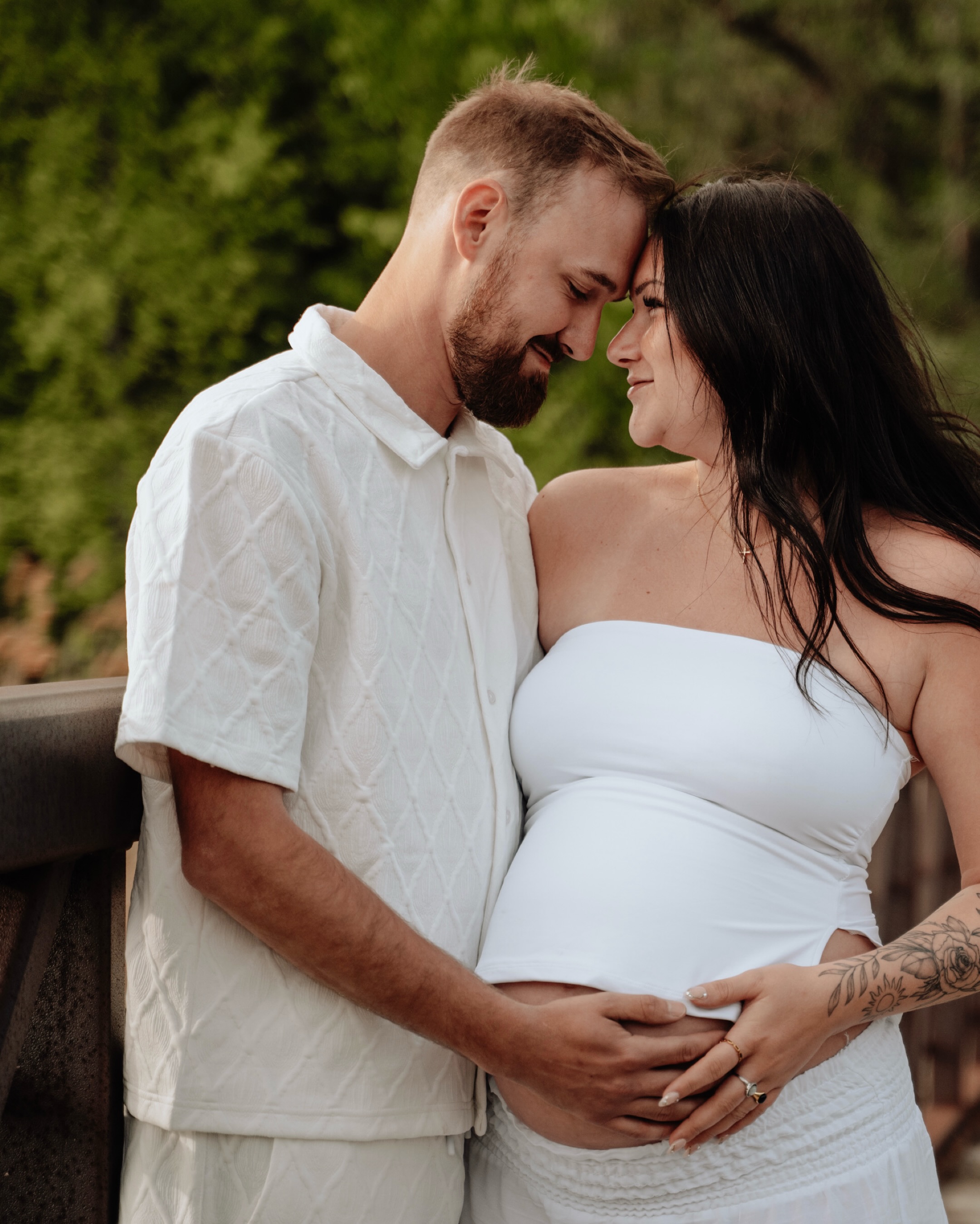 Sabrina et Tommy attendent leur tout premier enfant 🤍🌿
Devenir parents pour la première fois, c’est un mélange unique d’émotions : l’émerveillement, les petites inquiétudes, mille questions qui se bousculent… et en même temps, une immense transformation intérieure.
C’est un passage où tout s’apprend doucement, au fil des jours, et où l’instinct prend tranquillement sa place. Parce qu’au fond, il est là, bien présent, et il guide toujours un peu plus qu’on ne le croit.
Félicitations à vous deux pour cette magnifique aventure qui commence ✨🩷
#bébé #premierenfant #maternité #maternityshoot #parents