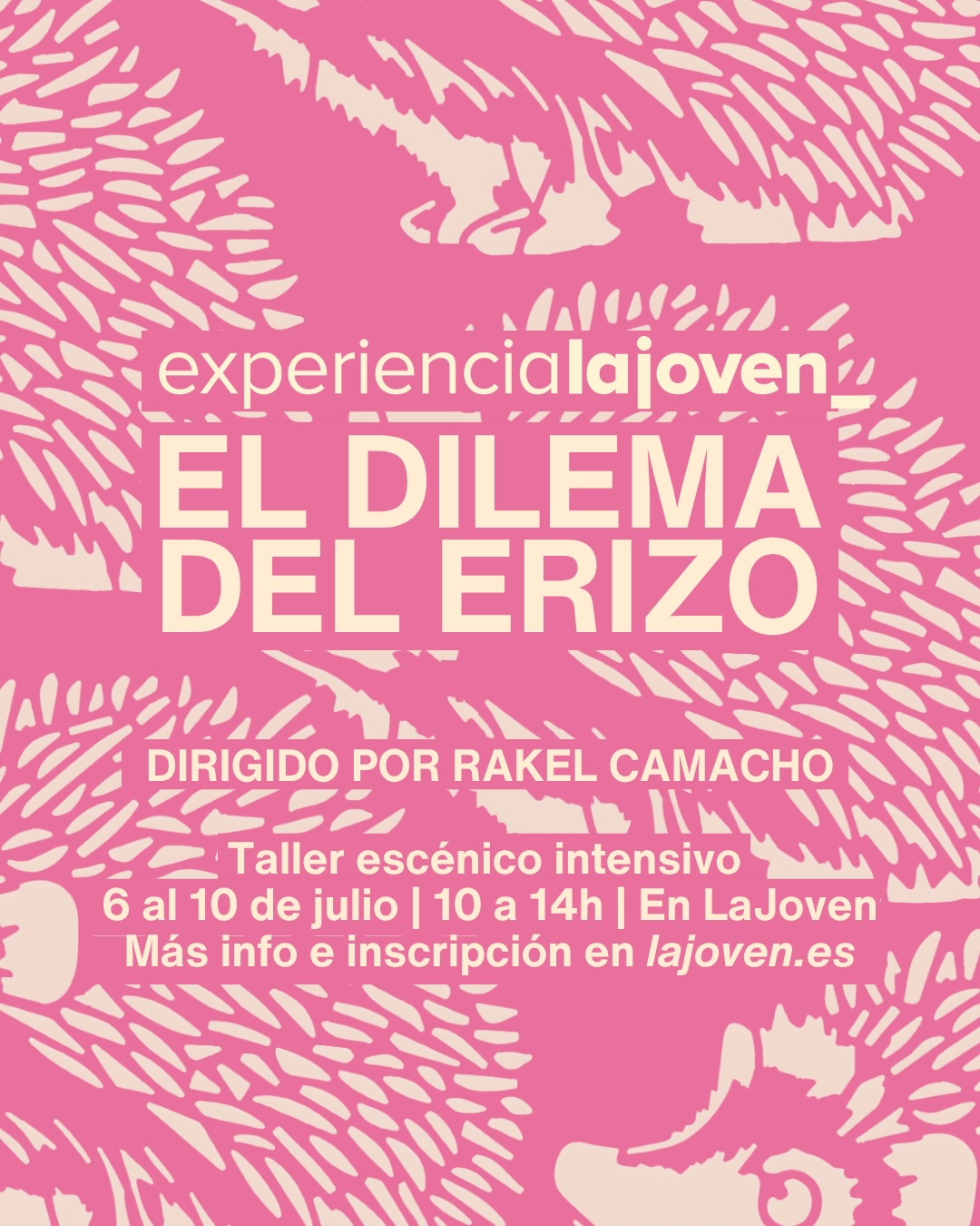 Vuelve el taller #ExperienciaLaJoven y esta vez dirigido por @rakelcamachorios 🦔✨ ‘El dilema del erizo’, del 6 al 10 de julio en LaJoven. Inscripciones en lajoven.es o en el link de nuestra bio 🏃🏃
Imaginemos un día nevado y frío, de esos en los que la helada cala hasta los huesos. En la intemperie, se encuentra un grupo de erizos en busca de calor. Para satisfacer su necesidad, buscan la proximidad corporal de los otros, pero cuanto más se acercan, más dolor causan las púas del cuerpo al erizo vecino. Sin embargo, porque el alejarse va acompañado del frío, se ven obligados a modificar la distancia hasta que encuentran la separación óptima, la más soportable entre el dolor de la proximidad y el frío del alejamiento.
El dilema del erizo es una parábola escrita en 1851 por Arthur Schopenhauer en la obra Parerga y paralipómena (1851). A partir de esta metáfora, la directora Rakel Camacho junto a su equipo artístico (dramaturgia, música, coreografía, espacio), llevará a cabo un proceso de 5 días en los que explorar lo que esta parábola quiere contarnos sobre su carácter social y humano, apostando por plantar una semilla de proyecto escénico en el que las diferencias de los individuos necesitan equilibrarse, sostenerse y amarse, pues cohabitan un mundo que no debería estar dividido.
