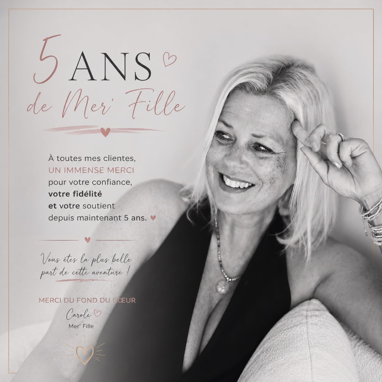 ✨ 5 ans de Mer’ Fille ✨
Aujourd’hui, je célèbre une étape qui me tient particulièrement à cœur : les 5 ans de Mer’ Fille.
Il y a 5 ans, cette aventure est née d’une passion, d’une envie de créer et de partager des pièces uniques matchy / matchy 💕pensées avec amour et authenticité.
Depuis, vous êtes nombreuses à me faire confiance, à porter mes créations, à me soutenir et à faire grandir cette belle aventure humaine.
À mes fidèles clientes : merci du fond du cœur pour votre confiance et votre fidélité.
À celles qui découvrent aujourd’hui l’univers Mer’ Fille : bienvenue. J’espère que vous trouverez ici bien plus qu’une marque, un univers rempli de passion, de douceur et de partage.
Ces 5 années n’auraient jamais été les mêmes sans vous.
Merci pour tout, et vivement la suite de cette belle histoire. 🤍
Carole
Mer’ Fille
#MerFille #5Ans #Anniversaire #ModeArtisanale #MadeWithLove CréatriceFrançaise Corse ModeFemme Merci