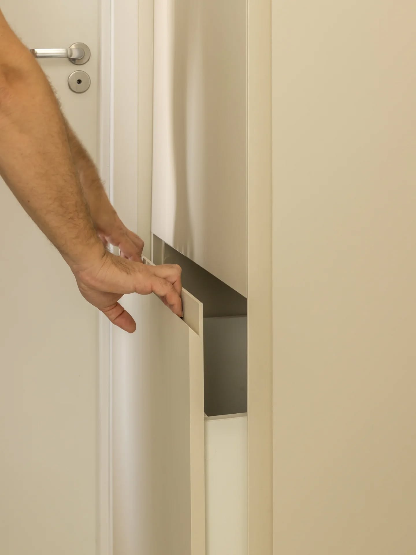 Cada detalhe é pensado no uso diário.
Em um closet sempre temos os espaços para roupas penduradas, sapatos, bolsas, gavetas especiais ... Mas uma das grandes sacadas e aproveitar um cantinho do armário para criar o cesto de roupa suja.
Prático e organizado!
.
Projeto @misarquitetura com nossa marcenaria impecável!
.
#closetpersonalizado #newmoveisplanejados #marcenariasobmedida #moveisplanejadosdealtopadrao