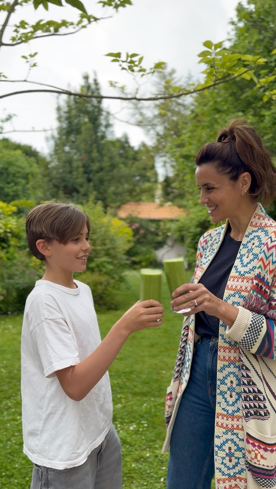 Le smoothie parfait pour un boost d’hydratation 💚
La recette de Dom pour 2 verres du « Green Electrolyte Smoothie » :
1 petite pomme en morceaux
1 demi concombre
2 poignées d’épinards or chou kale
Quelques feuilles de persil frais, sans tiges
1 kiwi vert ou jaune, en morceaux
Le jus d’un citron
Du gingembre frais, en morceaux
33 cl eau de coco
Extras en option : poudre de spiruline
Mettez tous les ingrédients dans un blender puissant et mixez jusqu’à obtenir une texture bien lisse.
Servez bien frais !