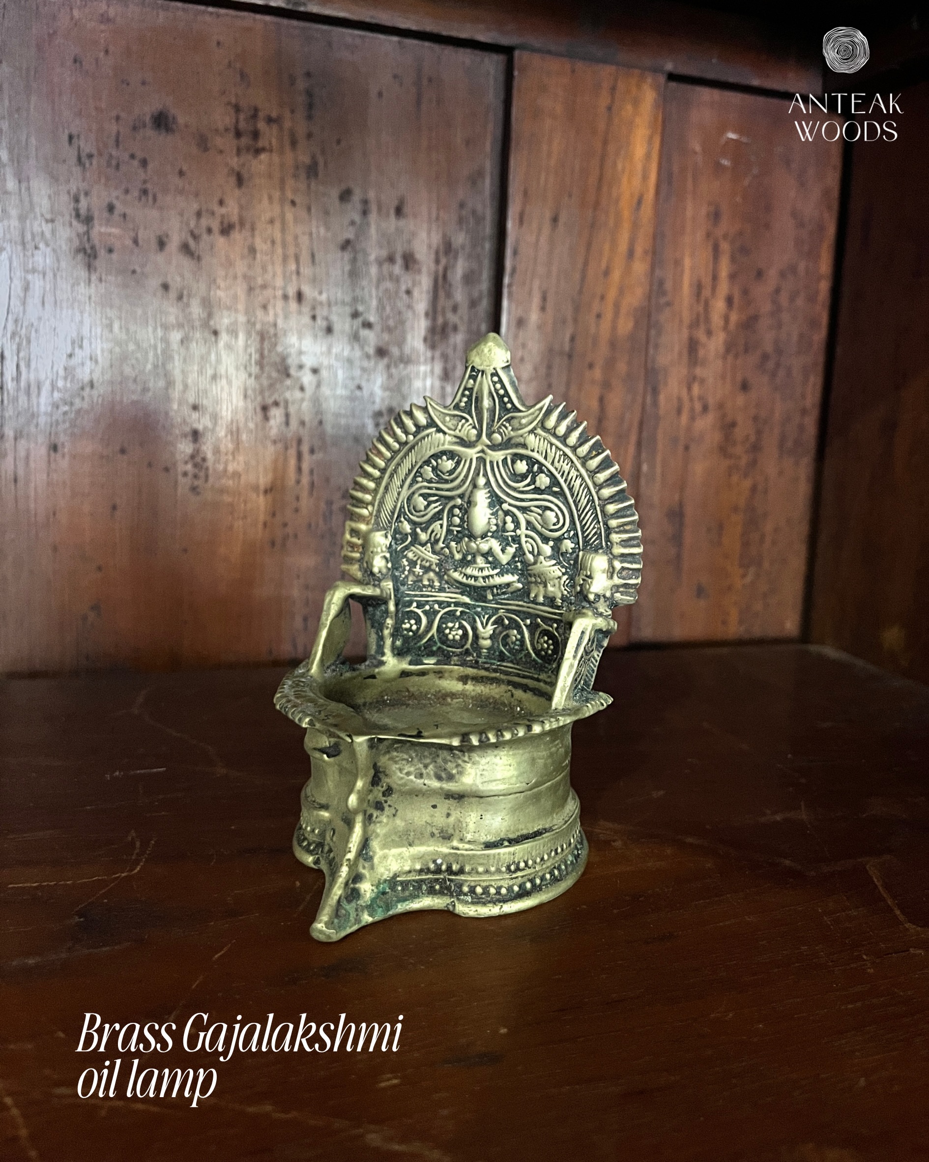 A collection of vintage brass lamps, carrying stories, craftsmanship and timeless glow that never goes out
#anteakwoods #vintagebrasslamps #vintagebrassdecor #brassdecor #antiquedecorchennai