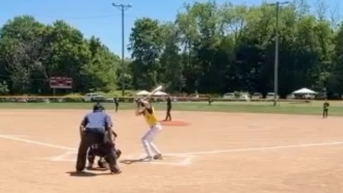 13u Brady Colleran showing power to ALL FIELDS‼️
Backside, Pullside and dead center , one of them being 300 feet. Brady has been working his butt off with trainer Hector Roa @juneeee15 and it’s showing 👏🏻👏🏻
#cside #homerun