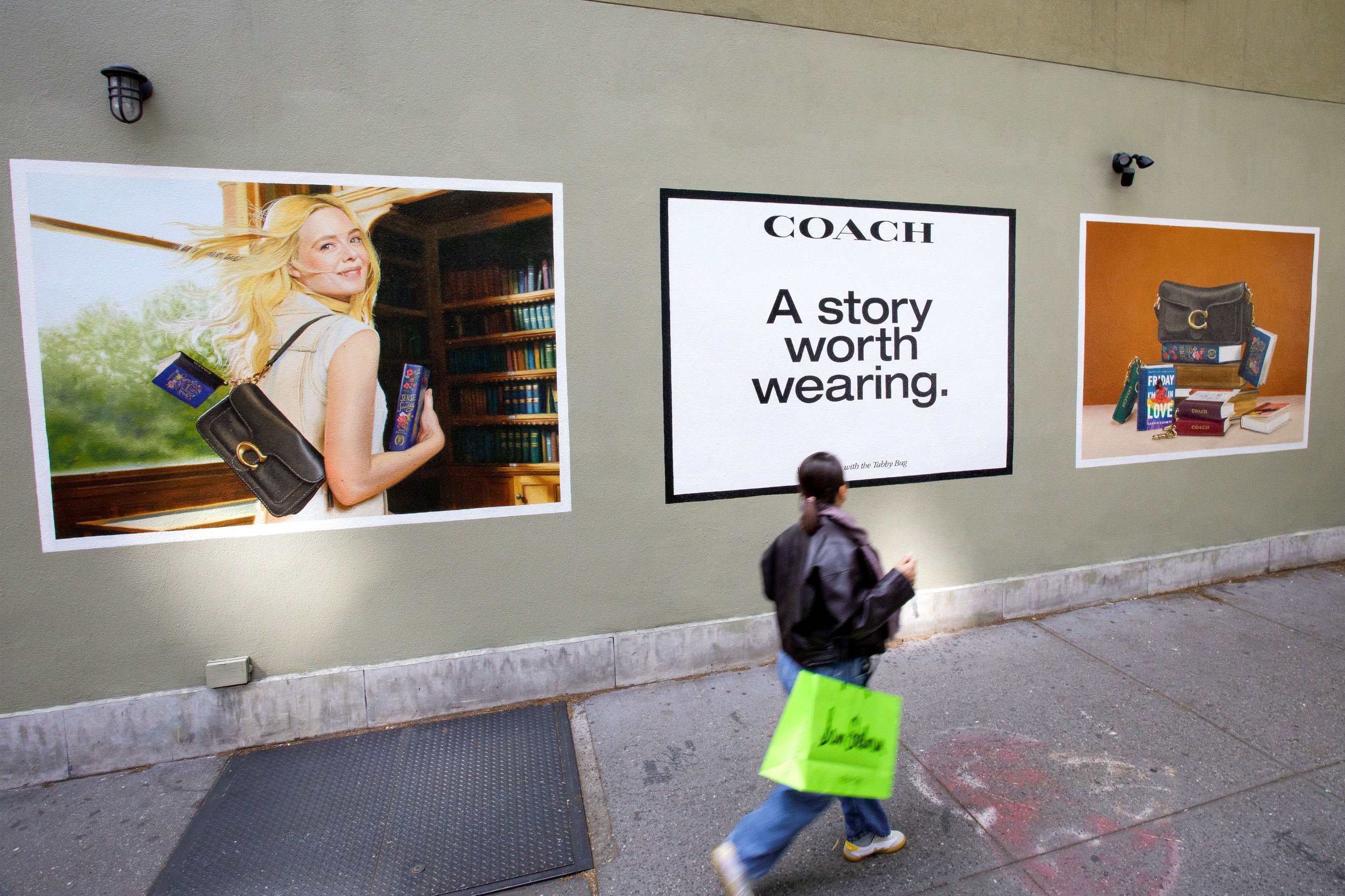Picking out a summer beach read with @coach @ellefanning @penguinrandomhouse 📚📖👜
🏷️
.
.
.
.
#overallmurals #trusttheprocess #handpaint #coasttocoast #ellefanning @ellefanningmedia