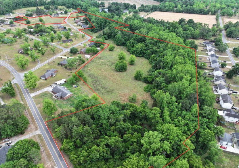 🌾 Durrence Estate - Now Available
.
Looking for space to build, develop, or invest? This tract offers a great opportunity to create equity & forced appreciation with some strategic planning.
📍City limits of Glennville, Ga
📐 +/-31.09ac
📝 Zoned R5 - Residential
🕳️City Sewer
💧City Water
🔌 Access to Power
This tract offers a rare opportunity for residential development or long-term investment in a growing rural market. The property features asphalt road frontage with utilities available for tie-in. Extremely well-positioned to support residential construction without the challenges often associated with rural infrastructure.
.
Zoned R5 - Residential which is ideal for single family homes, private estate lots, and small residential development. This is a rare opportunity to own sizable acreage with in-town access & development flexibility in a growing rural market. Only 60 miles from Savannah.
Call or DM to schedule a showing today!
Jase Brooks
Oakwood Realty Group
678.414.5505