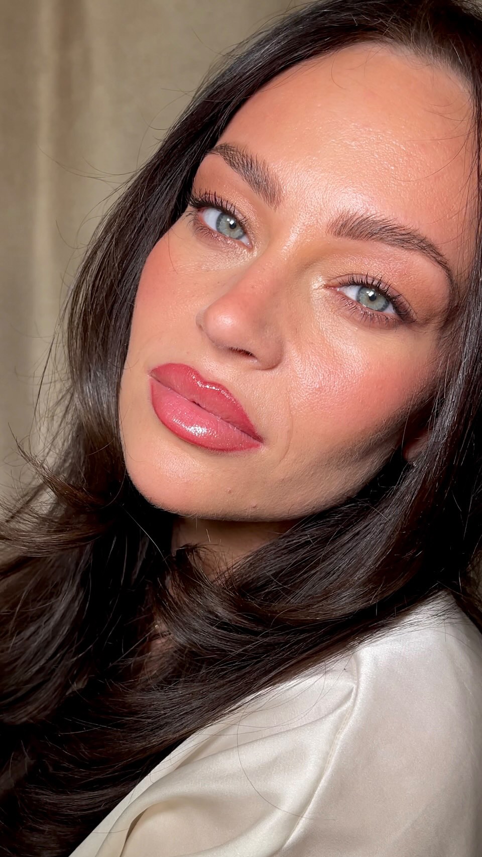 Soft glow, glossy lips and effortless waves ✨
The kind of bridal look that feels timeless, fresh and perfect for a summer wedding 🤍
And yes… she was gorgeous to begin with, but a little hair and makeup magic never hurts 😏
#bridalmakeup #bridalhair #summerbride #bridalhairandmakeupartist #hertfordshireweddings