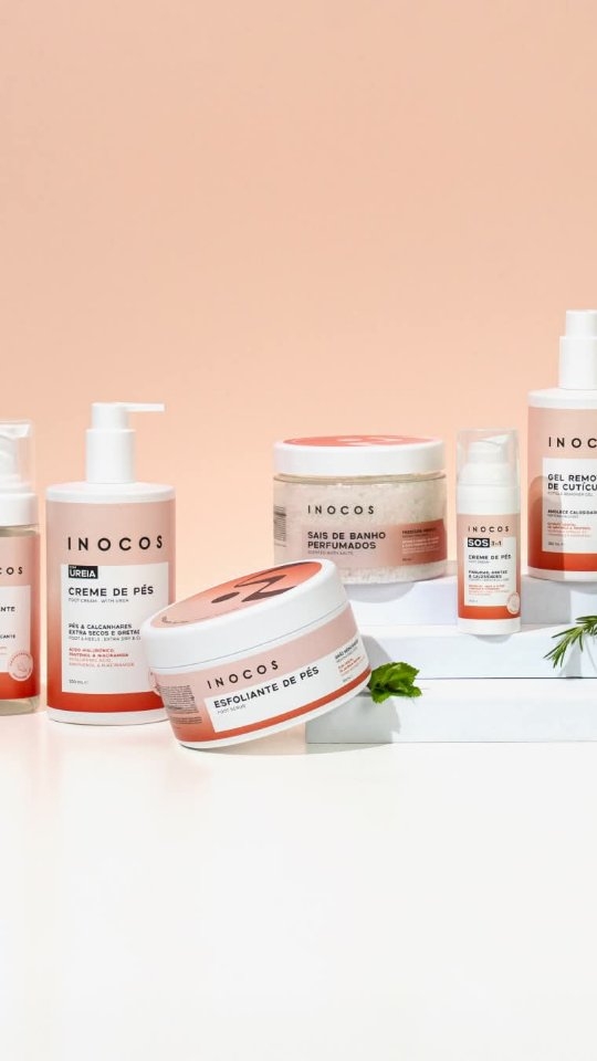 Le véritable SPA des pieds avec INOCOS 🫧
Nous commençons par préparer et prendre soin de chaque détail 👣💗
🫧 Mousse nettoyante – pour nettoyer et rafraîchir, en procurant une sensation immédiate de confort.
🌸 Gel émollient pour cuticules – aide à assouplir et facilite le soin de la zone des cuticules.
✨ Gommage pour les pieds – élimine en douceur les cellules mortes et redonne de la douceur à la peau.
🩹 Crème SOS 3-en-1 pour les pieds – idéale pour les fissures, crevasses et callosités.
💧 Crème pour les pieds à l’urée – hydratation intense pour les pieds secs et abîmés.
💗 Sels de bain – une fraîcheur immédiate pour un merveilleux spa des pieds.
Le résultat ? Des pieds plus soignés, plus doux, avec cette sensation de bien-être qui fait toute la différence 🤍
Et le meilleur dans tout ça ? Son parfum est tout simplement addictif… tellement enveloppant et relaxant qu’il transforme ce moment en un véritable spa pour les pieds ✨👣💗
#SoinsDesPieds #PédicureParfaite #INOCOS #SpaDesPieds #PiedsSublimés BienÊtre RoutineBeauté PédicureProfessionnelle FootCare Détente