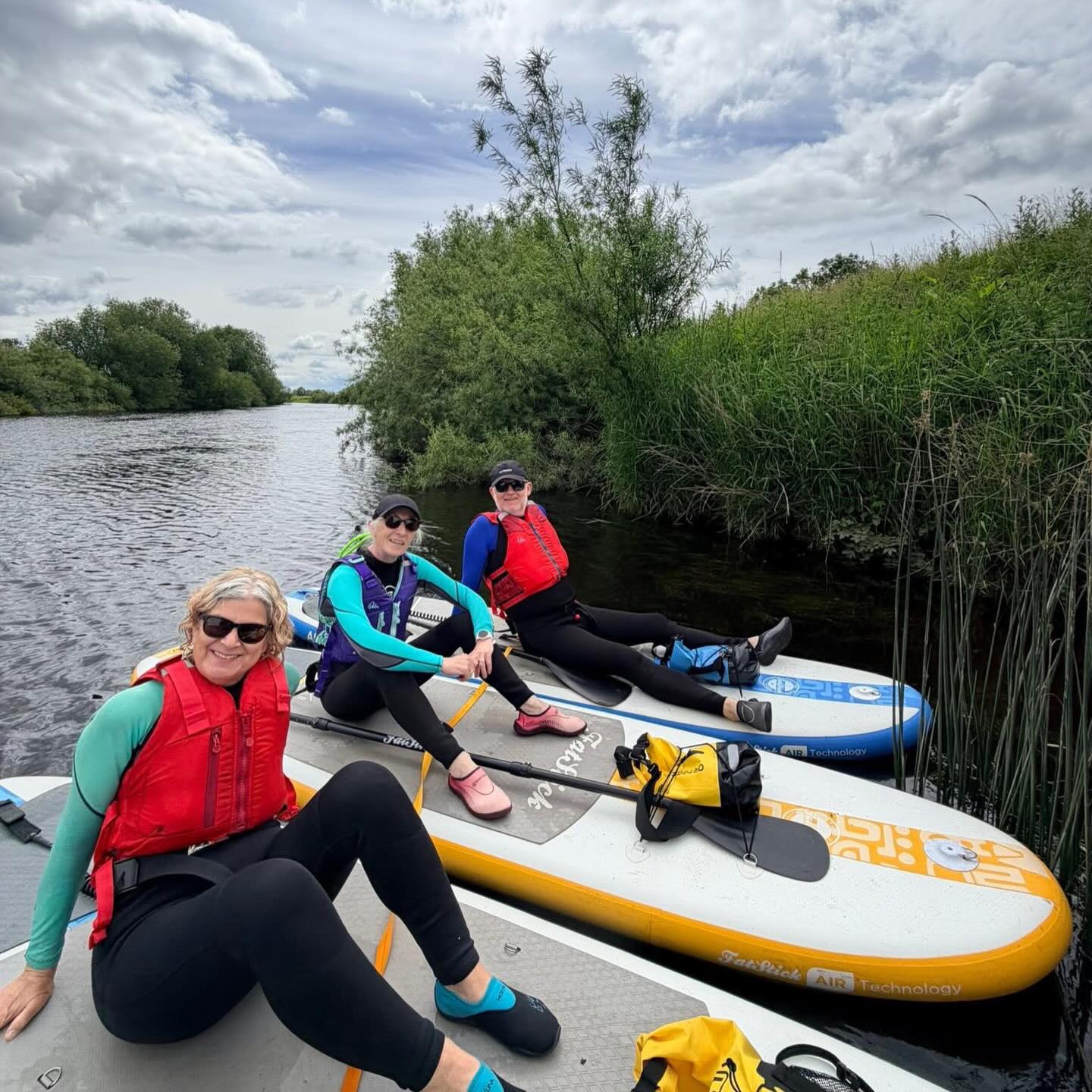 A fantastic day on the water for our Boroughbridge to Aldwark paddle journey! 🏄♀️
Tranquil water, beautiful scenery, lunch by the river, plenty of laughs, and of course biscuits waiting at the finish! 🍪
Thanks @lewis.outdoors_ for leading
Our next journey paddle is in July and it’s nearly sold out. Why not join us and let us take care of all the logistics while you simply enjoy the adventure?
Book your place before it’s gone! 🙌
https://www.yorkietalkies.co.uk/event-details/july-saturday-paddle-boarding-journey-boroughbridge-to-aldwark-11km-7miles
#getoutside #paddleboarding #paddleuk #YTO
