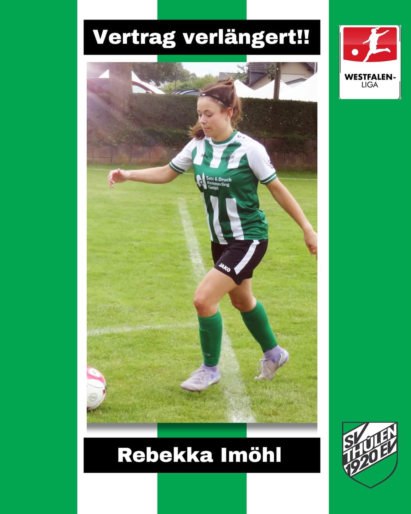 ⚽ Vertragsverlängerung SVT-Damen ⚽
Rebekka Imöhl gibt Zusage für die kommende Saison. 📃🖋️
Bei den SVT-Damen seit: Juli 2️⃣0️⃣2️⃣0️⃣
Rückennummer: 1️⃣7️⃣
Position: Rechte Außenbahn
Im Sommer 2020 konnte man Rebekka Imöhl als treffsichere Torjägerin von dem Kreisligisten SG Nuhnetal an den Thülener Scheid lotsen.
Schnell erkannte man beim SVT, dass Rebekka nicht nur Tore schießen kann sondern ihr auch die Aufgaben in der Verteidigung liegen.
Kurzerhand wurde die jetzt 29-Jährige von Stürmerin zur Abwehrspielerin umfunktioniert.
Auf der Außenbahn kann Rebekka sowohl den defensiven sowie auch den offensiven Part übernehmen. Hier überzeugt sie durch ihre enorme Laufbereitschaft und Schnelligkeit. 🏃🏻♀️ Damit hat sich Rebekka als feste Größe beim SV Thülen etabliert. Nicht nur durch ihren Trainingsfleiß und ihre Zuverlässigkeit genießt sie innerhalb der Mannschaft großes Ansehen. 💪🏼
Wir freuen uns sehr, dass Rebekka auch in der neuen Saison in grün-weiss auflaufen wird. 💚🤍🖤