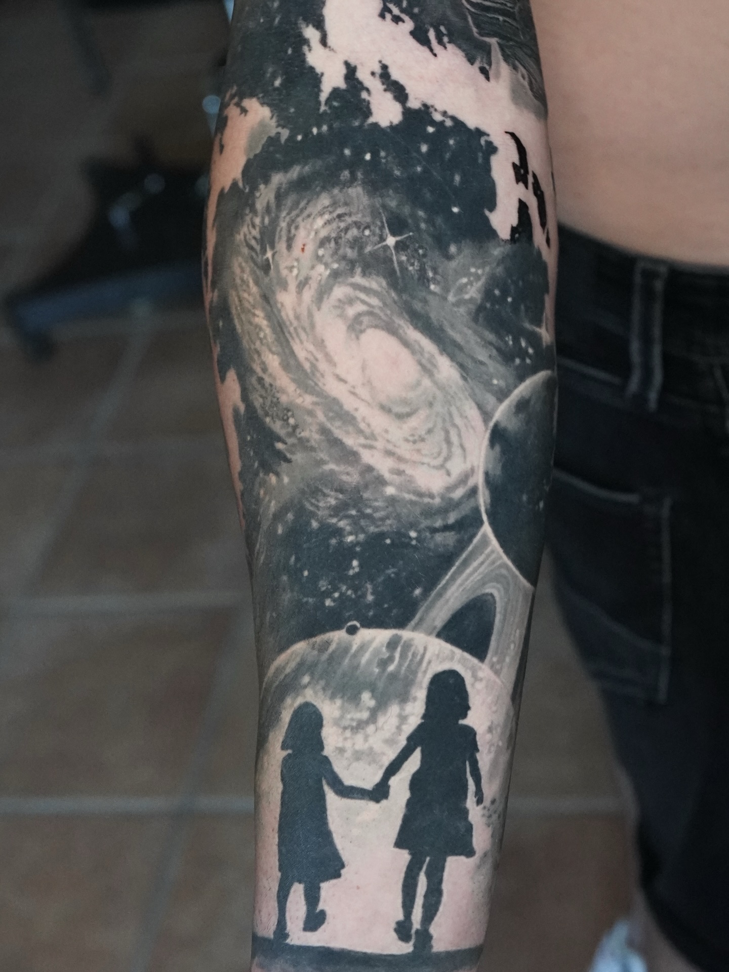 Manchette terminé 😊
Un thème que j’affectionne tout particulièrement. J’ai toujours adoré l’espace et tout ce qui y touche.
J’ai pris un réel plaisir à peaufiner chaque détail de cette composition.
Si le thème spatial vous intéresse, n’hésitez pas à m’en faire part, je me ferai un plaisir de vous créer une œuvre unique😊
Un projet? Contactez moi 😉
👇
💻 https://www.loz-tattoo.com/
☎️ : 0602536626
#tattoo #sébastienlozupone #tatouage #tracedencrestudio #inked