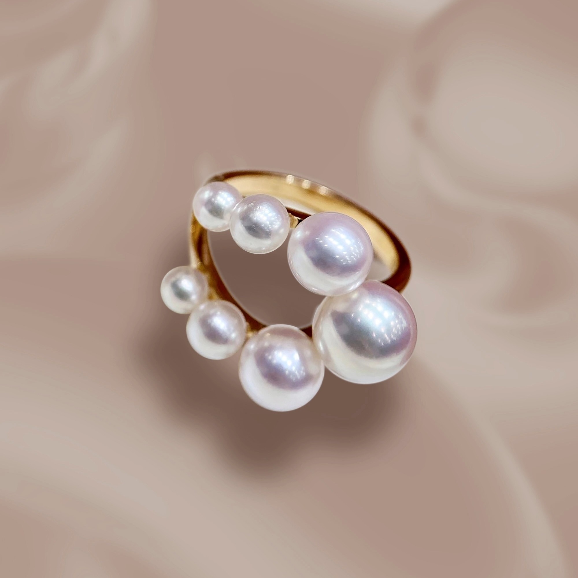 A Constellation of Akoya Pearls
Aurora Akoya pearls flow in a graceful arc, creating a silhouette that feels both sculptural and effortless.
Each pearl reflects soft layers of light, forming a delicate rhythm around the finger — like a constellation suspended in motion.
Crafted in 18K gold and designed for everyday elegance, Aurora Cascade celebrates the beauty of balance: bold enough to be noticed, refined enough to become part of you.
✨ Aurora Akoya Pearls
✨ 18K Gold
✨ Sculpted Geometry Collection
#ThePearlVogue #AkoyaPearl #PearlRing #FineJewelry #SculptedGeometry #AuroraAkoya #LuxuryJewelry