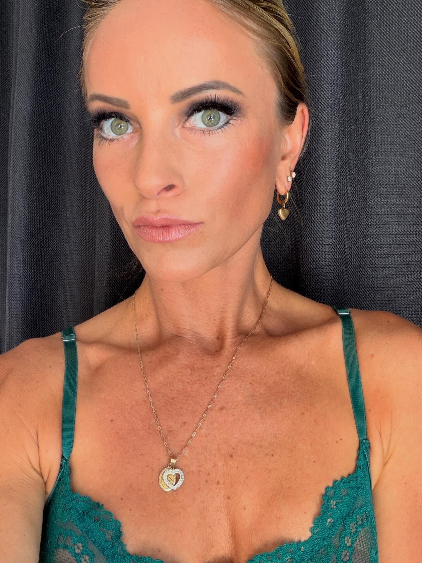 Annual shoot with @norrie.montgomery is always a great time 📷 we have been shooting for about 20 years 🫶🏼 can’t wait to see the pics
#photoshoot #glam #gotmyhairdid #greeneyes #bts