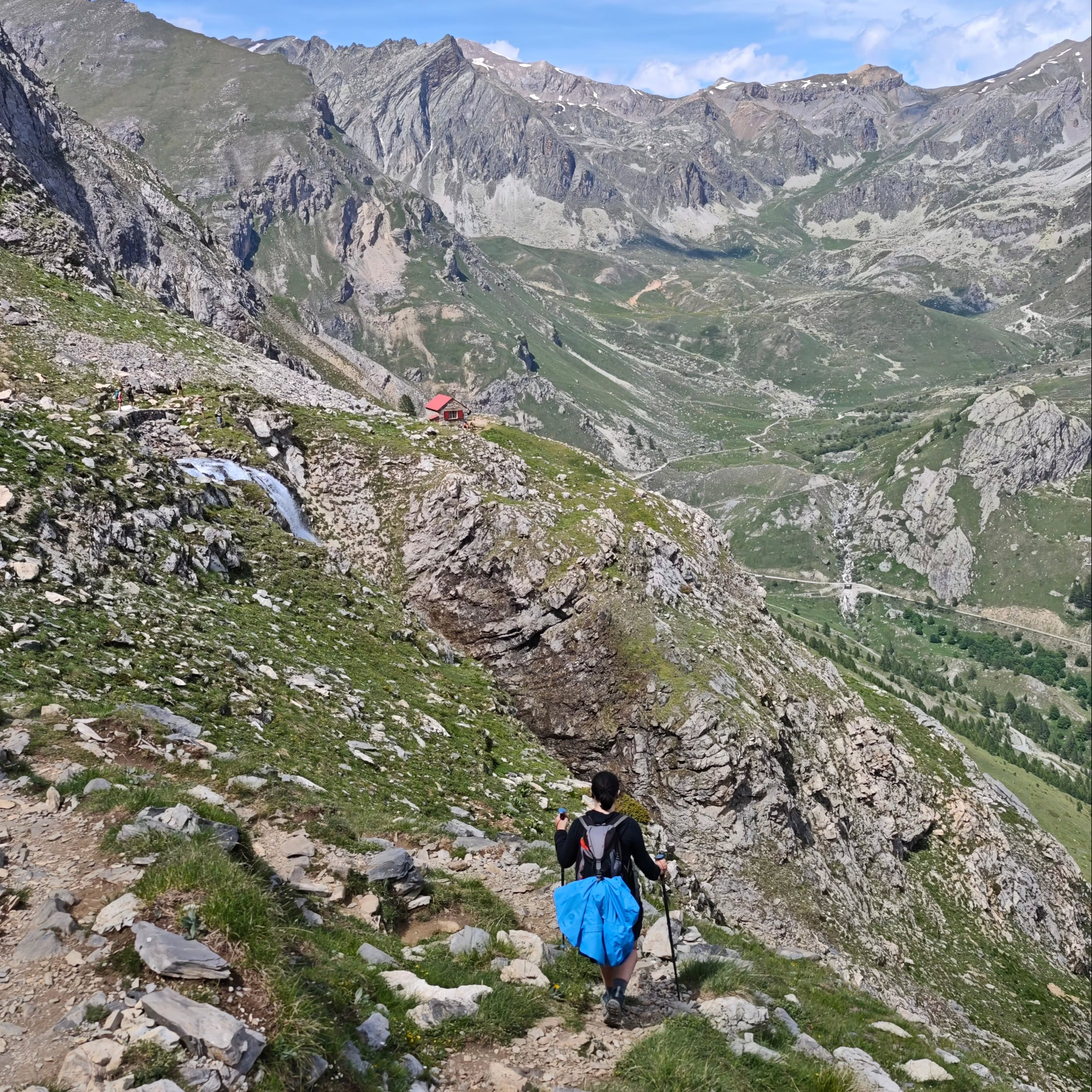 Un weekend indimenticabile in Alta Val Maira targato Last Minute Trekking! 🥾
Sabato siamo saliti da Chiappera, incantati dalla maestosità effimera delle Cascate di Stroppia: con quasi 500 metri sono il salto d'acqua più alto d'Italia e si mostrano solo con il disgelo! 💦
Dopo aver pernottato al Rifugio Stroppia, domenica ci siamo addentrati nel selvaggio Vallone di Stroppia. Dal Lago Niera abbiamo raggiunto i 2815m del Bivacco Barenghi e le acque del Lago Vallonasso. 🏔️
Cielo terso, natura incontaminata e tanta meraviglia. ☀️
#valmaira #rifugiostroppia #bivaccobarenghi #cascatedistroppia #lastminutetrekking