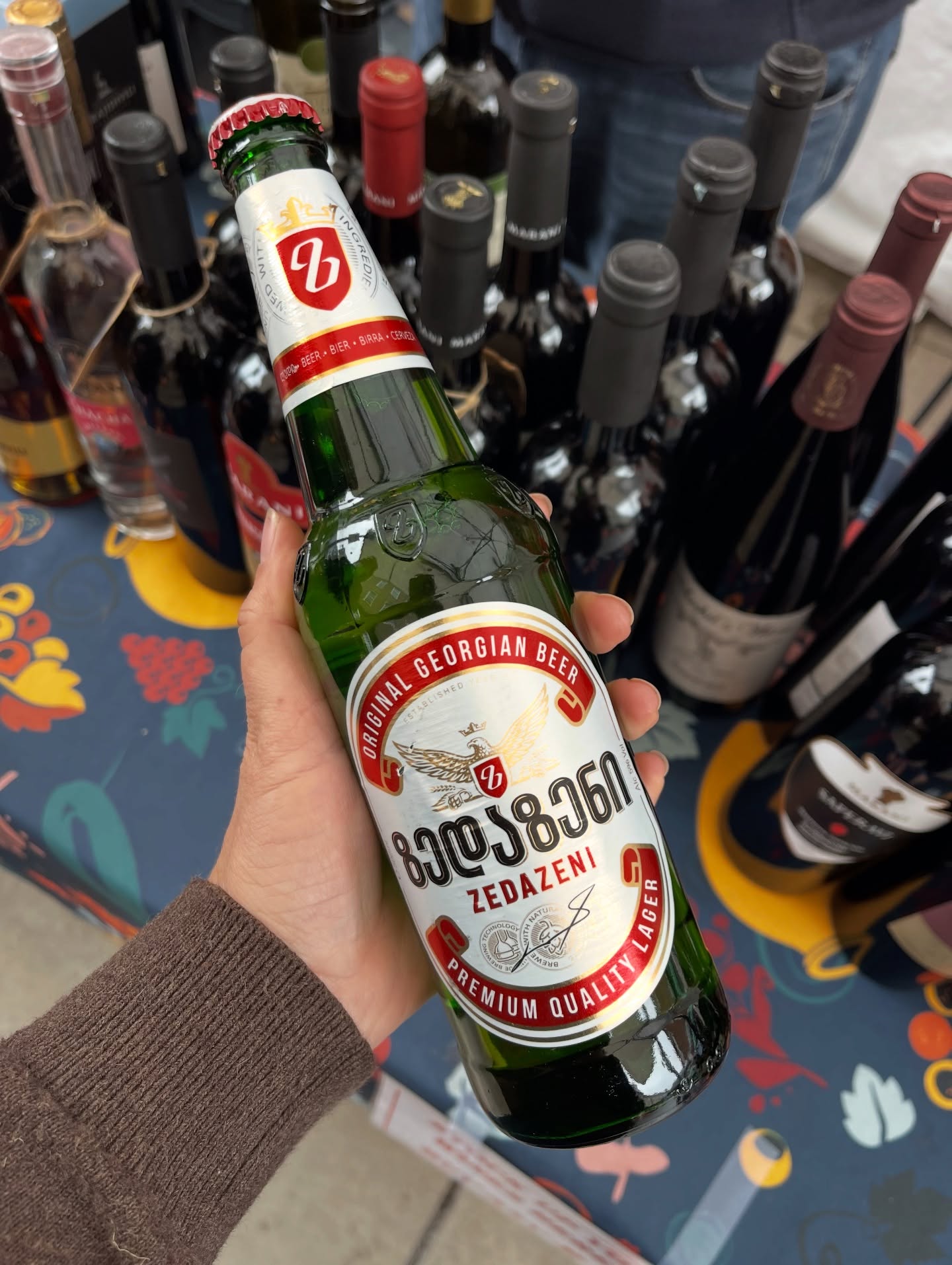 Did you know we also have Georgian beer? 🍻
While Georgia is best known as the birthplace of wine, its beer culture is just as worthy of a place at the table. Crisp, refreshing and made for food, Georgian beer is the perfect partner for the bold, generous flavours the country is famous for.
Think grilled meats, khinkali, khachapuri, smoky BBQ dishes, salty cheeses, herby salads and spice-led feasts. Georgian beer has that easy-drinking freshness that cuts through rich food beautifully, while still feeling full of character.