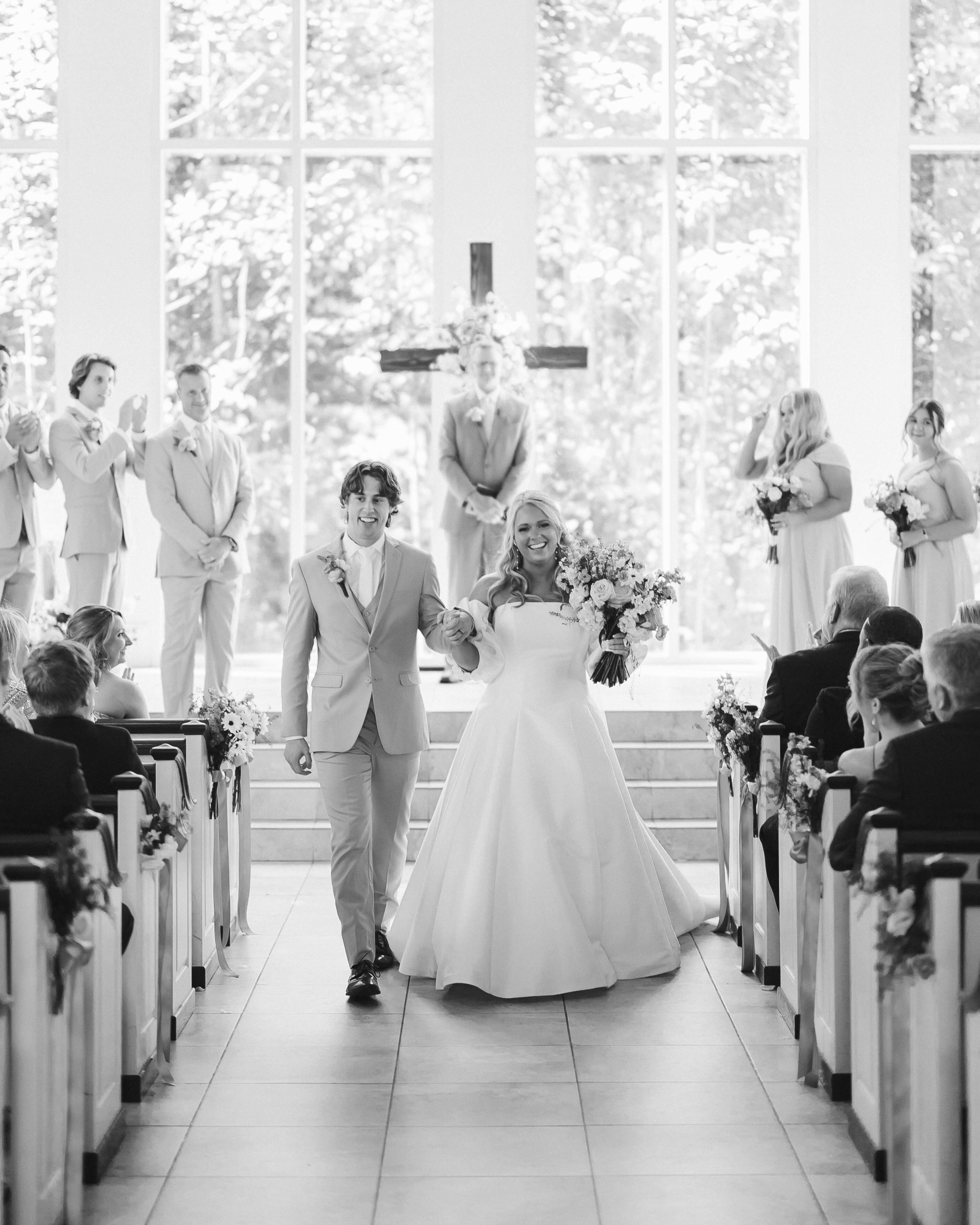 A b i g a i l + T a y l o r
June sunshine and the stunning property of @ashtongardensatl created a special day for the NEW Mr. & Mrs. Bell! We just adore these two and know life ahead will be even sweeter together as husband and wife. Congratulations to these newly weds!!! We cannot wait to share more! #ashlyncatheyphotography // Captured by Mary Catherine