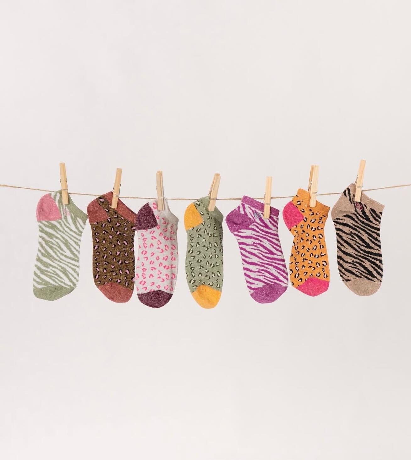 🌈🧦💞✨
Geweldige sokjes voor een trendy look!
Je scoort ze in onze gezellige concept store.
€ 9/paar