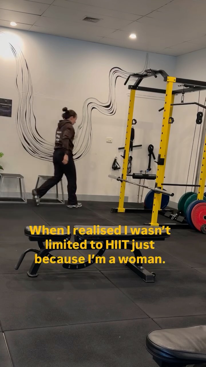 Has it ever occurred to you that you don’t actually have to do 6 HIIT classes per week?
For me, realising I could keep weight lifting and cardio separate was so freeing.
I found HIIT training exhausting, dreaded it, and got burnt out every couple of months 😅
Women don’t HAVE to do HIIT. Even though it’s marketed towards us perfectly….
You can see the same results, if not better, from consistent weight lifting and adequate nutrition 🎯
It’s not sweatier = better or more efficient
So if you’re feeling burnt out by any of your habits right now, there’s a good chance you can actually just stop 😇