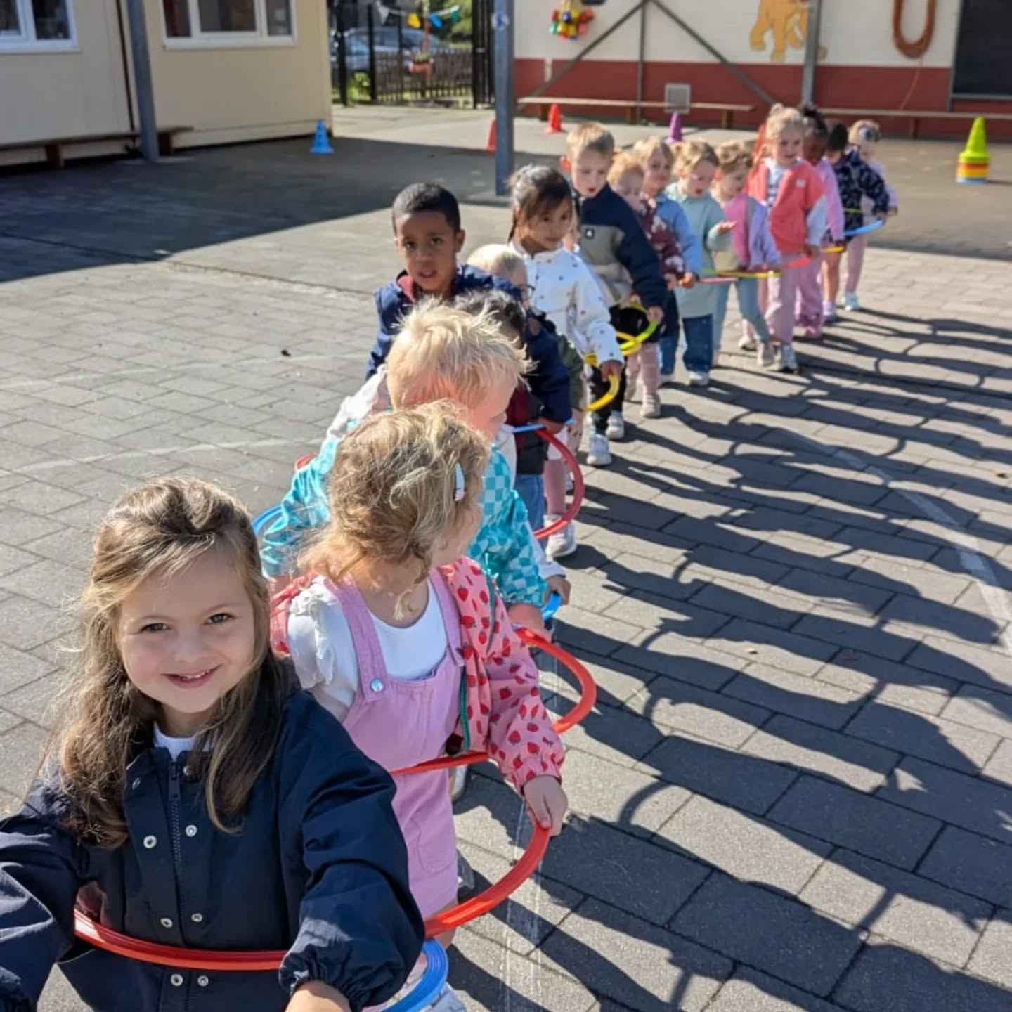 TURNEN
Twee keer per week
gaan onze kleuters
turnen.
Hier leren ze al spelend
veel meer
dan bewegen alleen.
Ze werken samen,
leren winnen & verliezen.
Ze gooien, vangen,
springen, vallen
& staan weer op.
Ze leren doorzetten,
balanceren
en moedigen elkaar aan.
Want samen
kunnen we grenzen verleggen.
Dankjewel ouderraad voor
de nieuwe hoepels & kegels. π
#ouderraad #turnen #basisschoolwegwijzer #samenleren #bewegendleren
