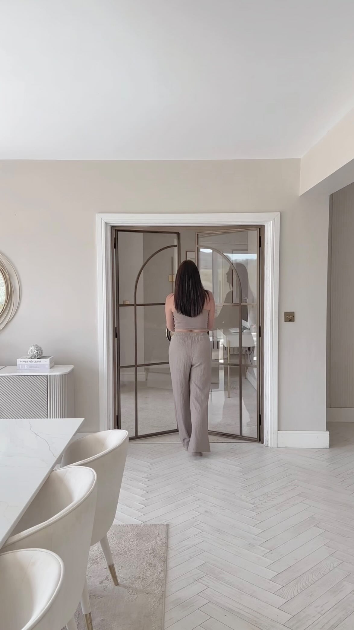 Changing these doors has had such an impact on this room and I absolutely love them 😍
@manchesterwindowfactory_ ad