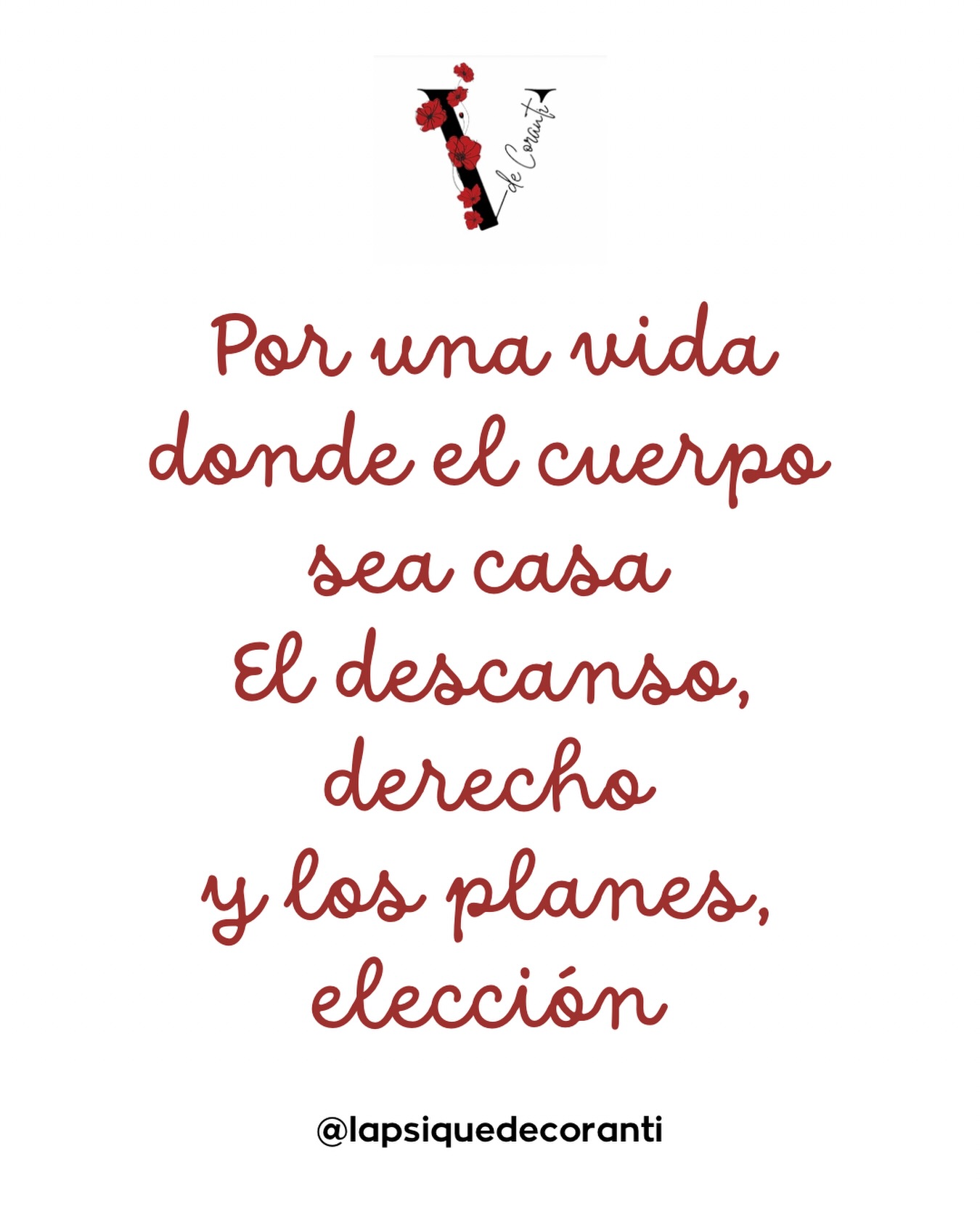 A veces vivimos como si tuviéramos que ganarnos el derecho a estar tranquilas: a descansar, a habitar nuestro cuerpo, a decir que no, a elegir sin culpa.
Nos han enseñado a mirar el cuerpo como un proyecto pendiente, algo que corregir, esconder o comparar, en lugar de vivirlo como una casa. Y cuando el cuerpo se convierte en escaparate, dejamos de preguntarnos cómo estamos y empezamos a preocuparnos por cómo nos ven.
También nos cuesta descansar porque hemos aprendido que nuestro valor está en producir, cuidar, responder y estar disponibles. Pero el descanso no debería ser un premio por llegar al límite. Es un derecho, una forma de escucha y cuidado.
Y quizá tampoco necesitamos más planes, sino más vida elegida. Menos síes automáticos, menos compromisos por culpa, menos vínculos donde estar significa desaparecer.
Una vida más nuestra empieza cuando el cuerpo deja de ser enemigo y vuelve a ser hogar; cuando el descanso deja de dar culpa y empieza a ser legítimo; cuando los planes dejan de ser obligación y empiezan a ser deseo.
No se trata de vivir una vida perfecta, sino una en la que podamos volver a nosotras